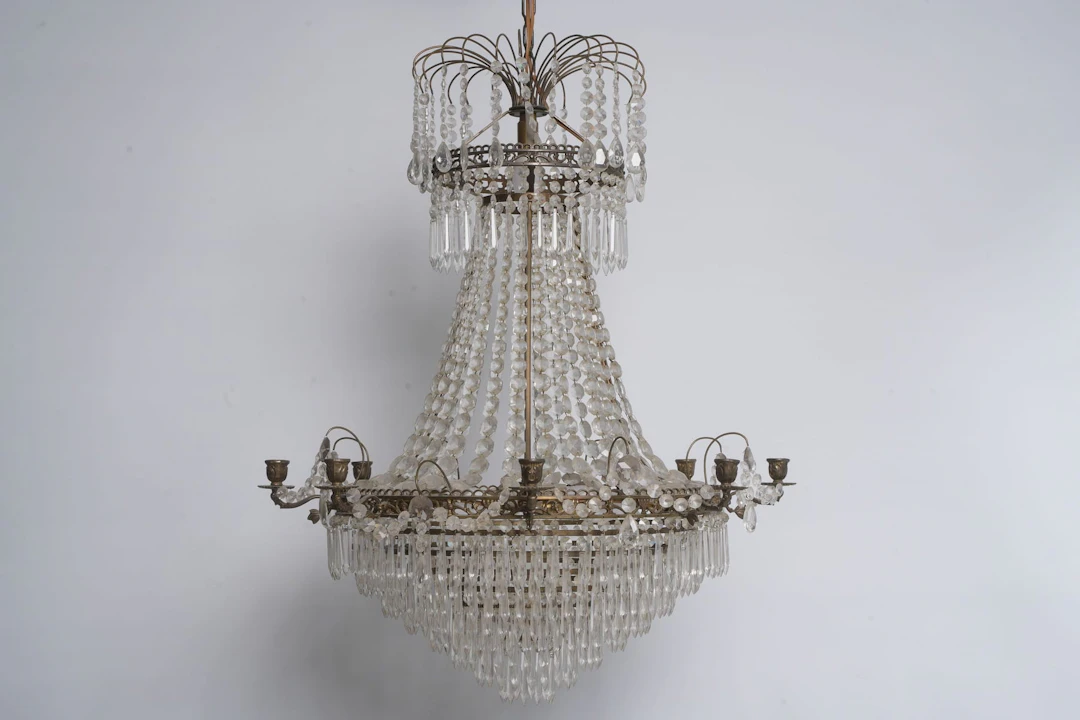 LJUSKRONA, för åtta ljus, mässing, behängd med prismor, 1900-tal