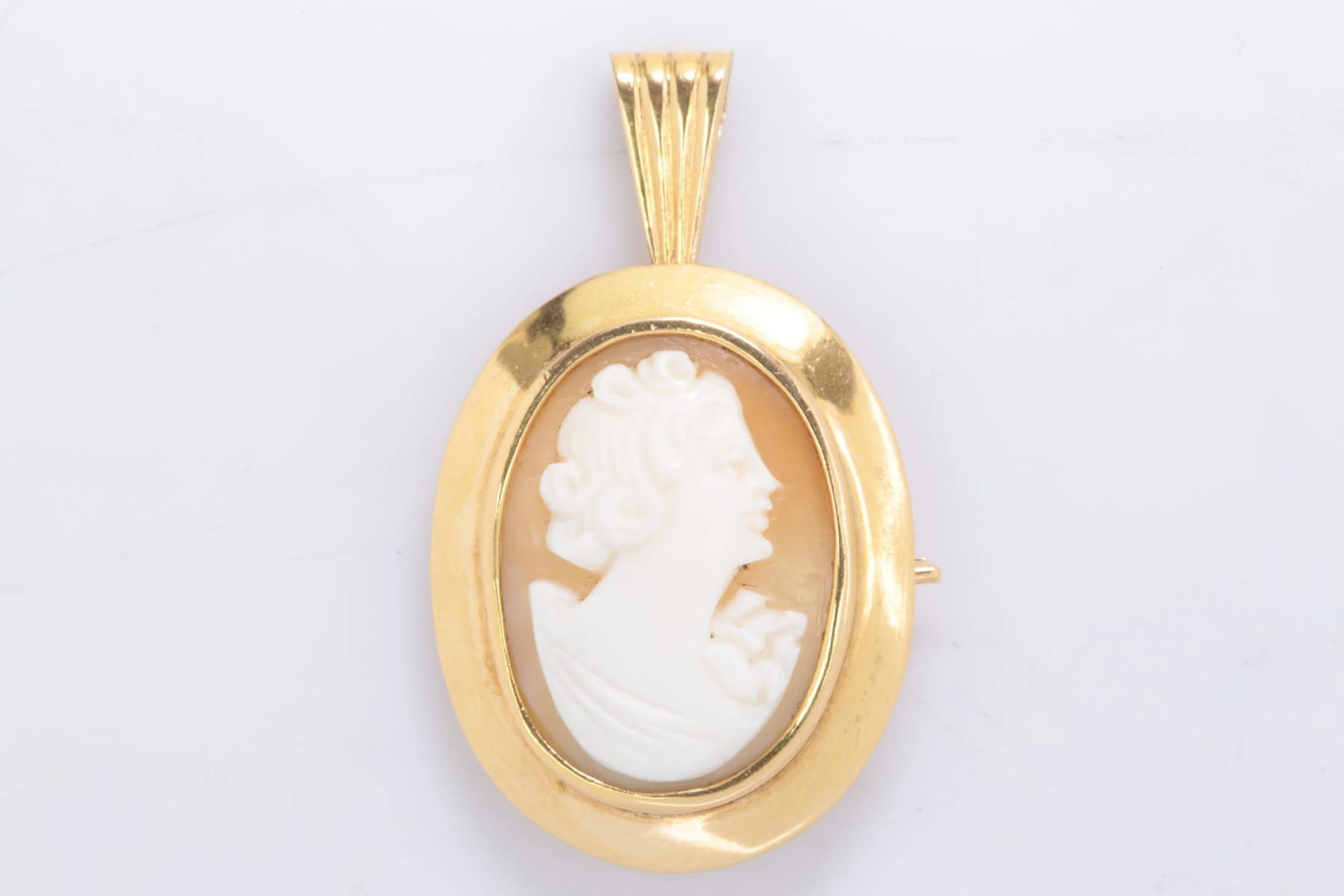 CAMÉBROSCH / CAMÉHÄNGE, guld, 18 k, ca 3,56 g, Guldvaruhuset Aktiebolag