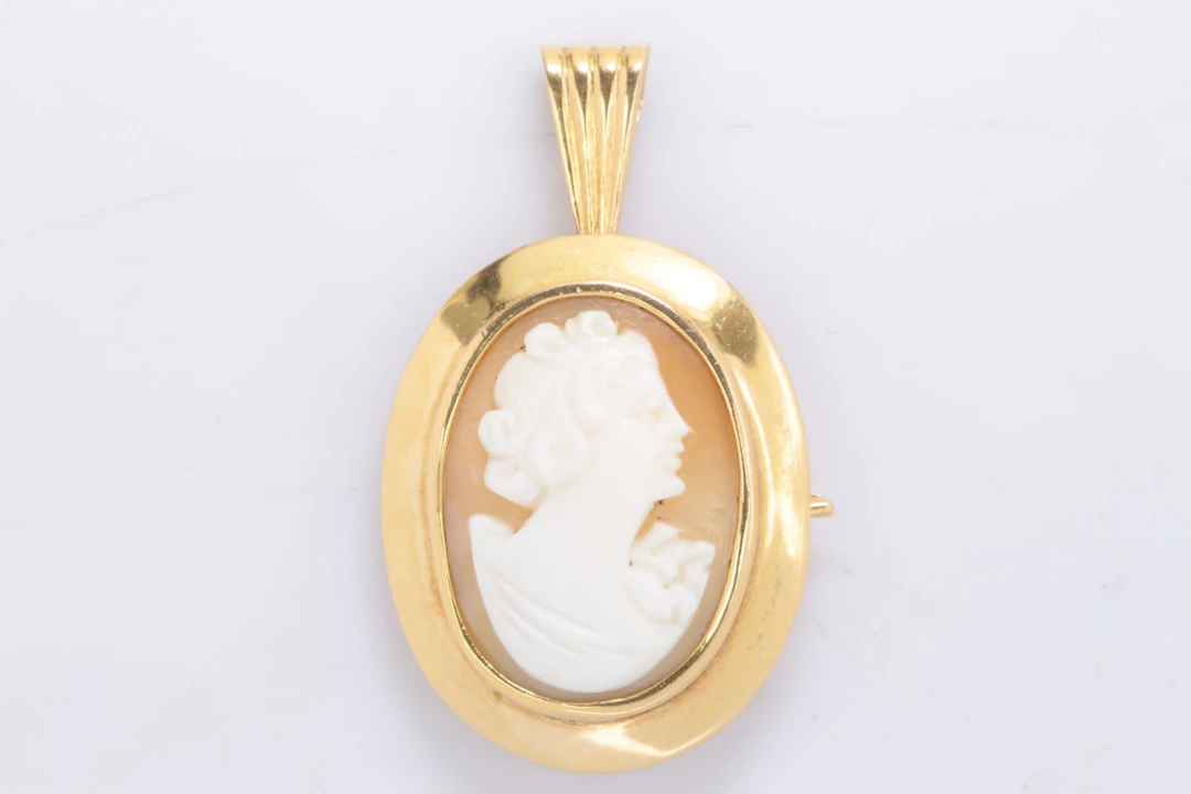 CAMÉBROSCH / CAMÉHÄNGE, guld, 18 k, ca 3,56 g, Guldvaruhuset Aktiebolag