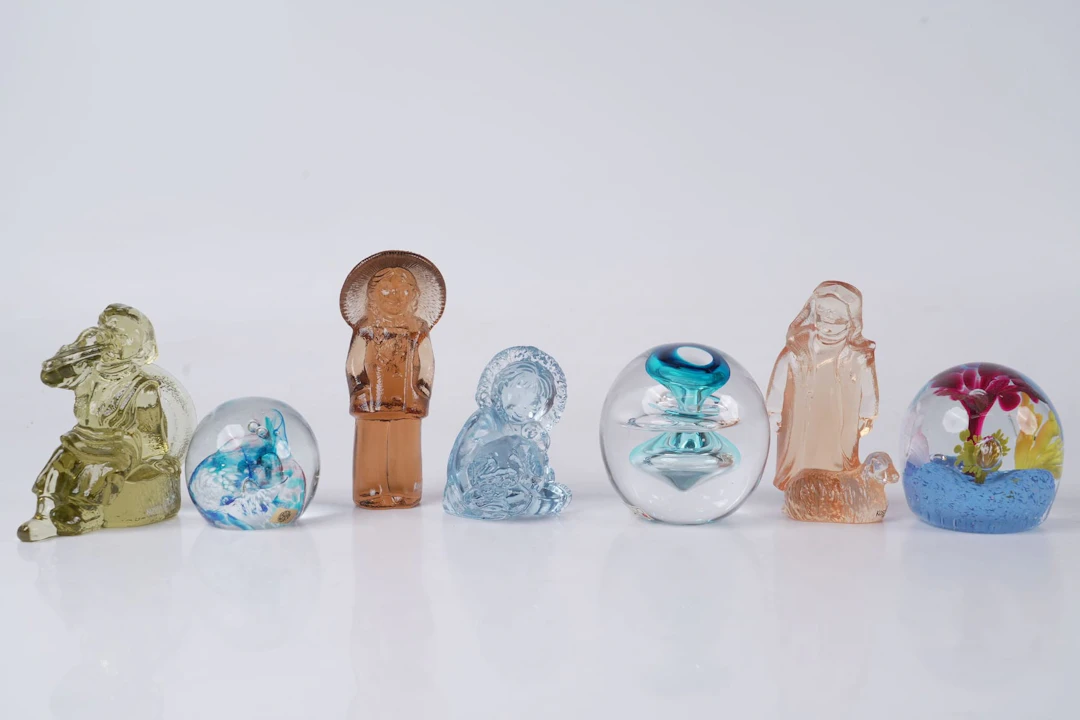 KONSTGLAS, 4 st, Kosta Boda/Svenskt glas, samt BREVPRESSAR, 3 st
