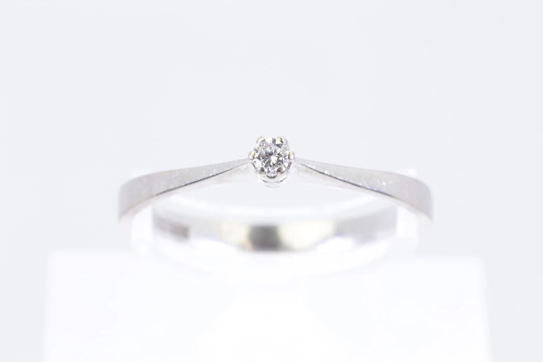 ENSTENSRING med briljantslipad diamant, enligt gravyr ca 0,05 ct