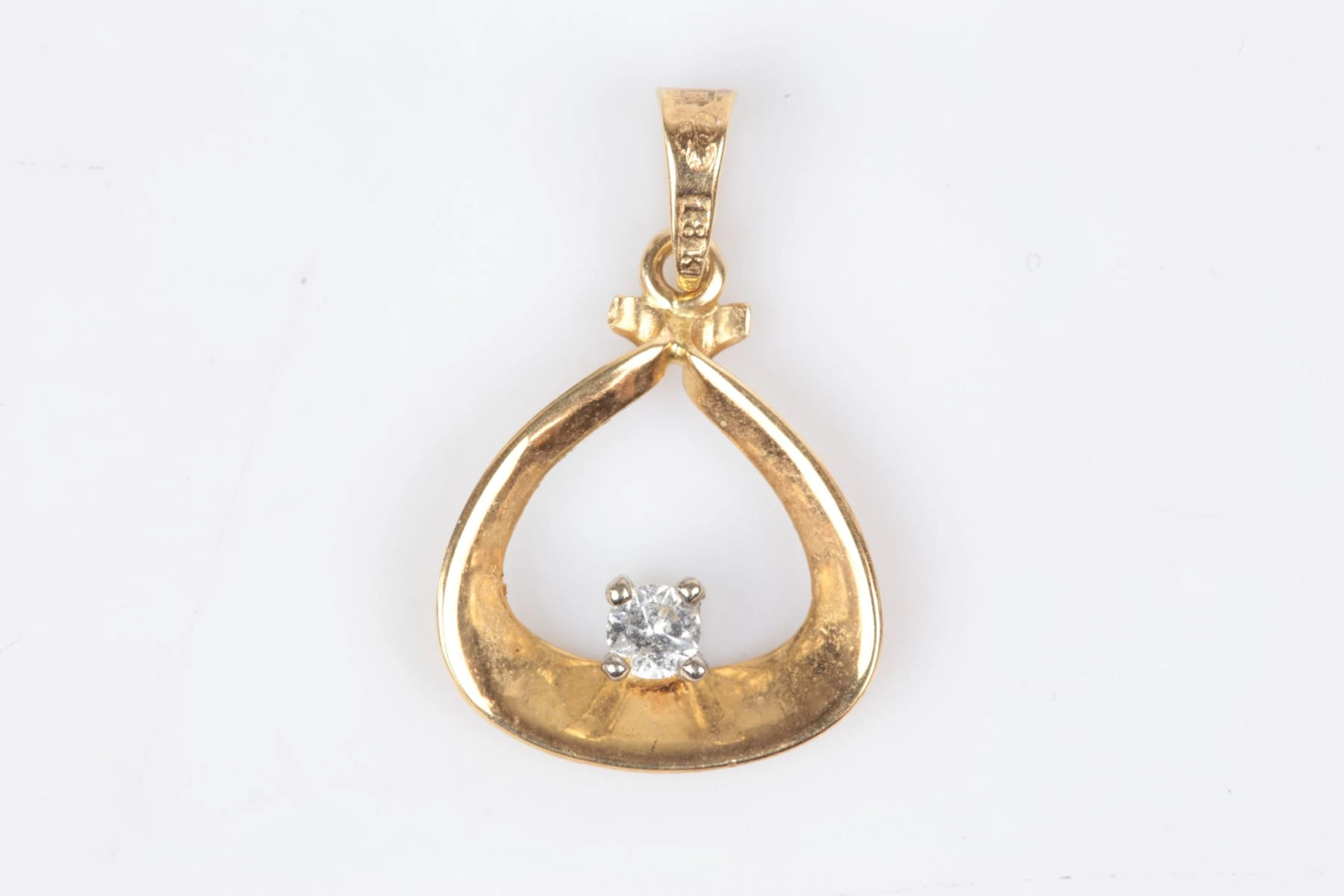 HÄNGE med vit sten, guld, 18 k, ca 0,72 g, Alton, Falköping