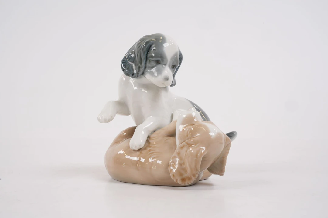 FIGURIN, lekande hundar, Nao by Lladro