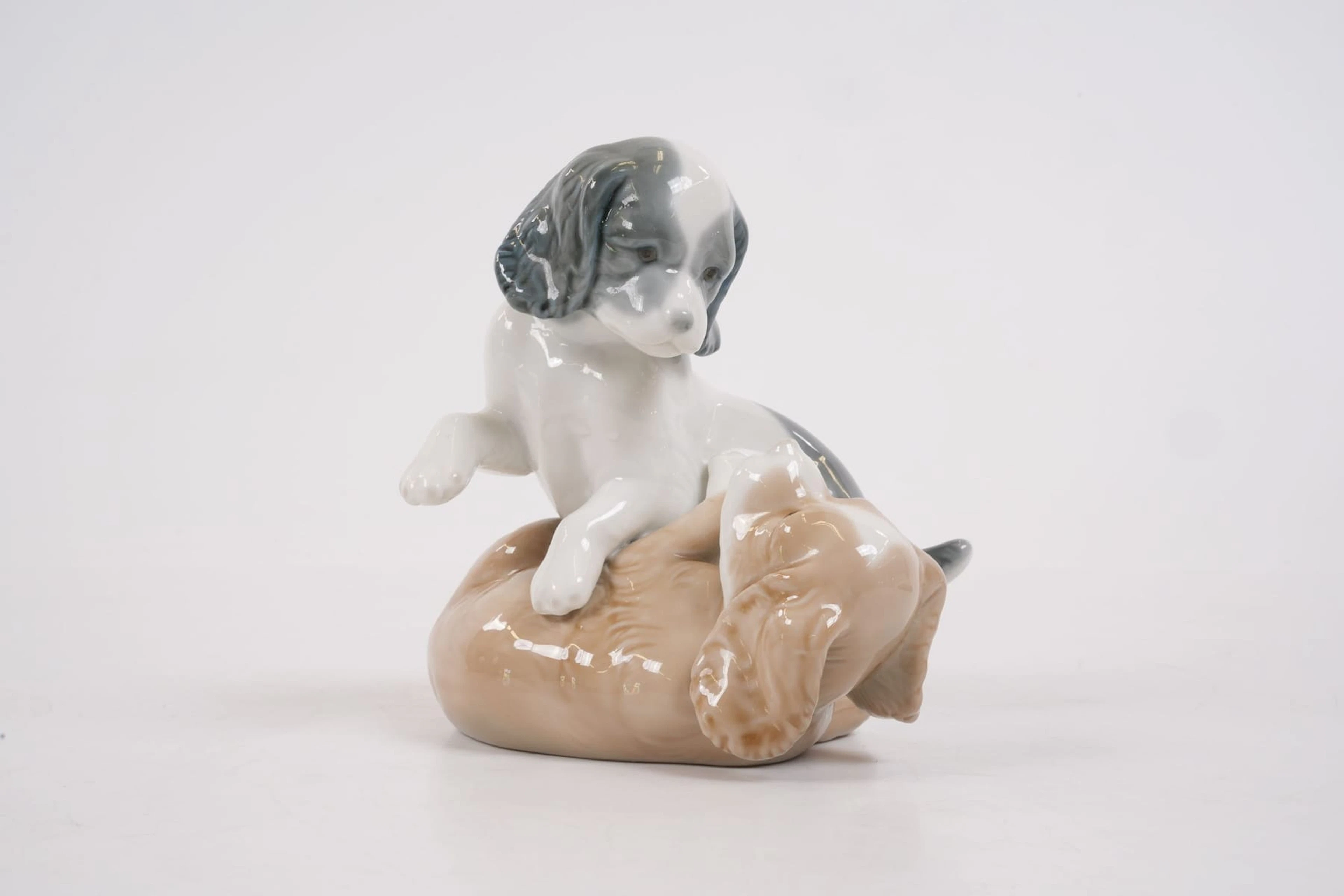 FIGURIN, lekande hundar, Nao by Lladro