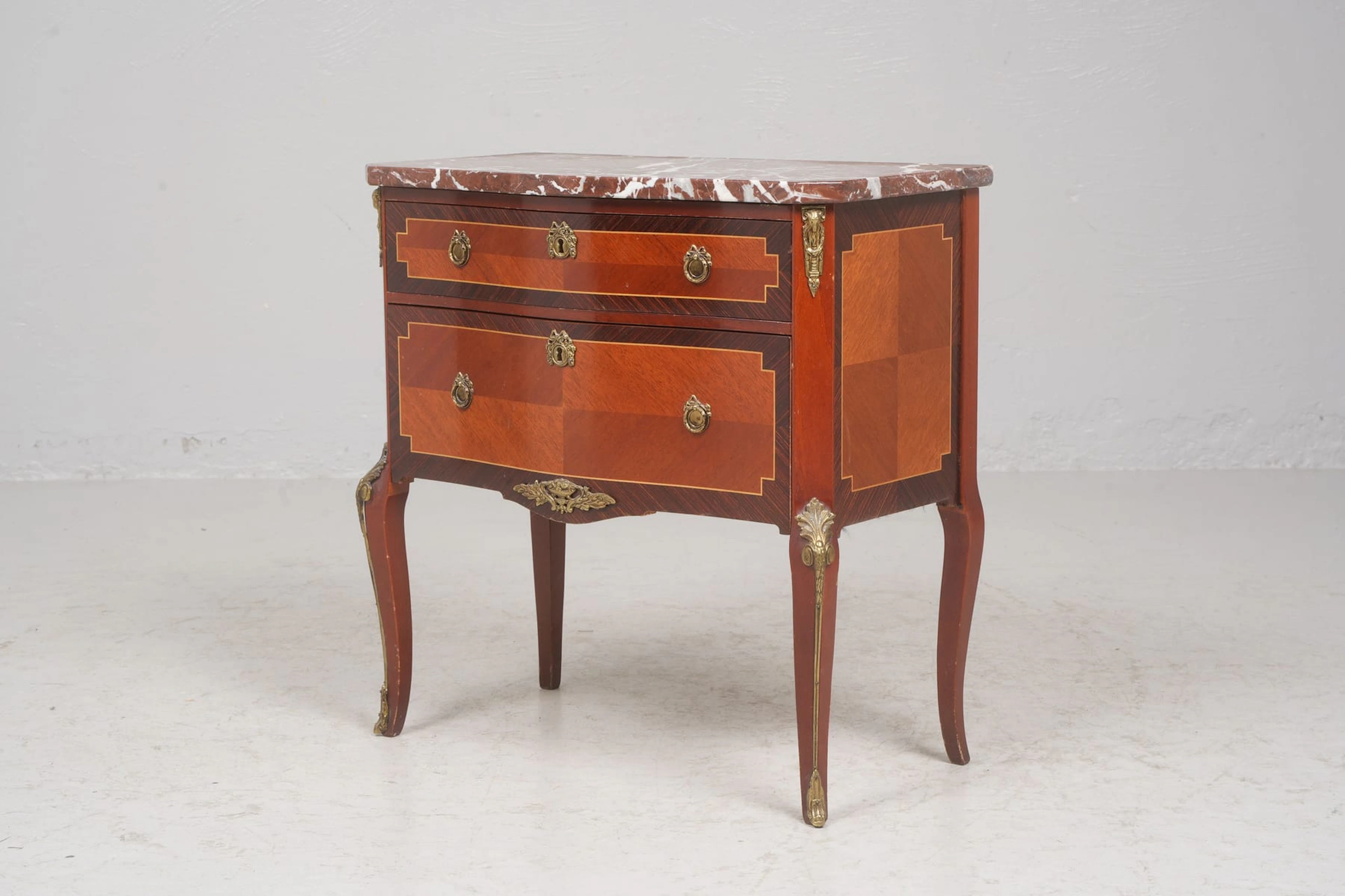 BYRÅ med marmorskiva, mahogny, 1900-talets mitt