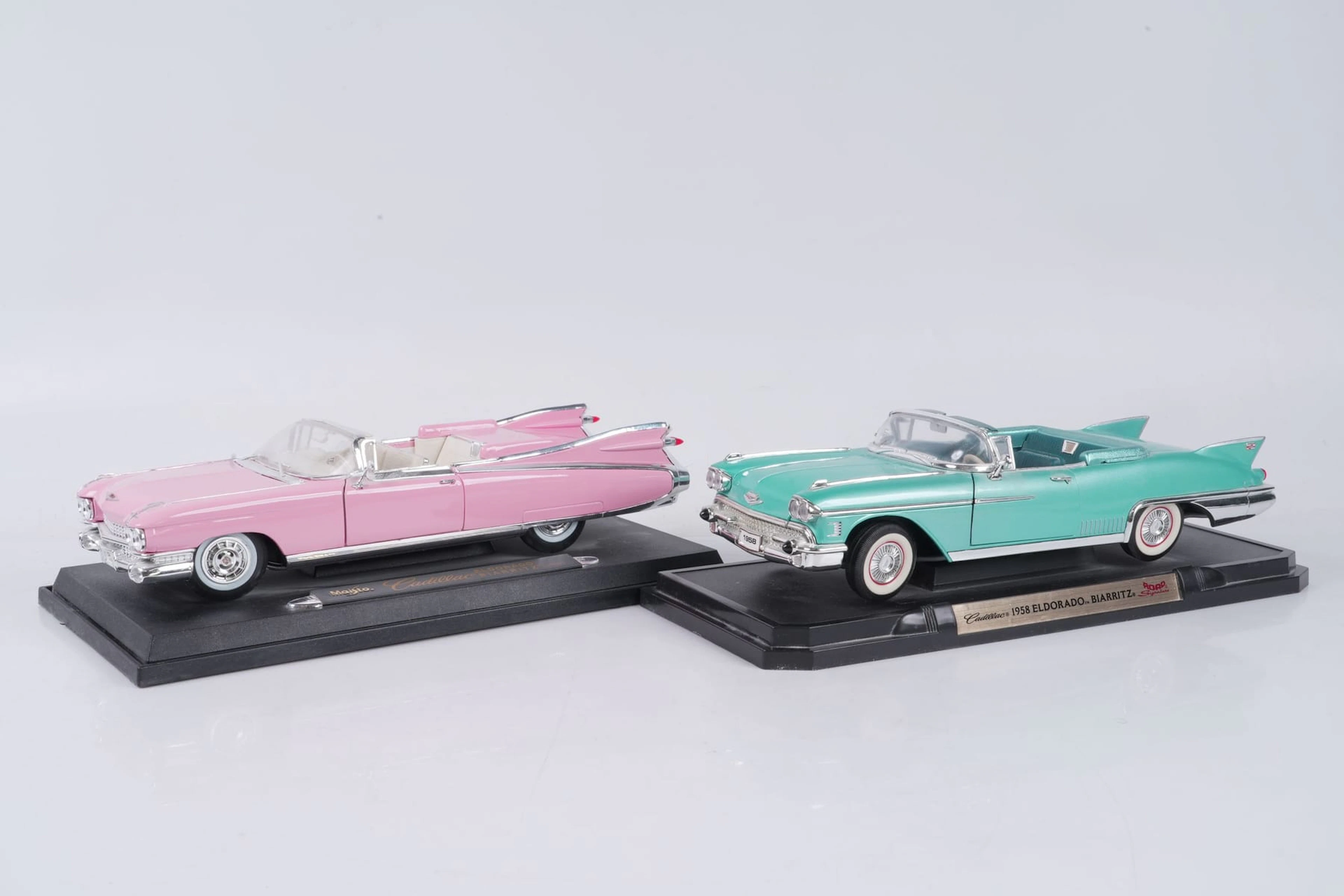 MODELLBILAR, 2 st, Cadillac, Maisto