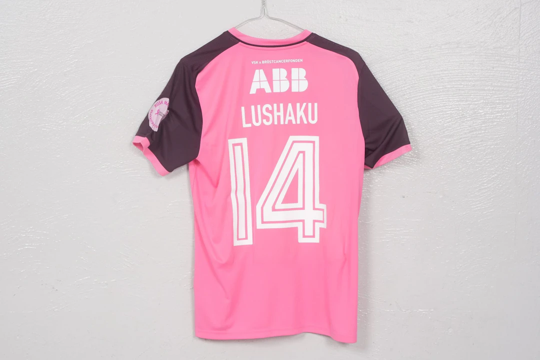 ISMET LUSHAKU, matchtröja, (M), "Rosa matchen", VSK Fotboll, 2026