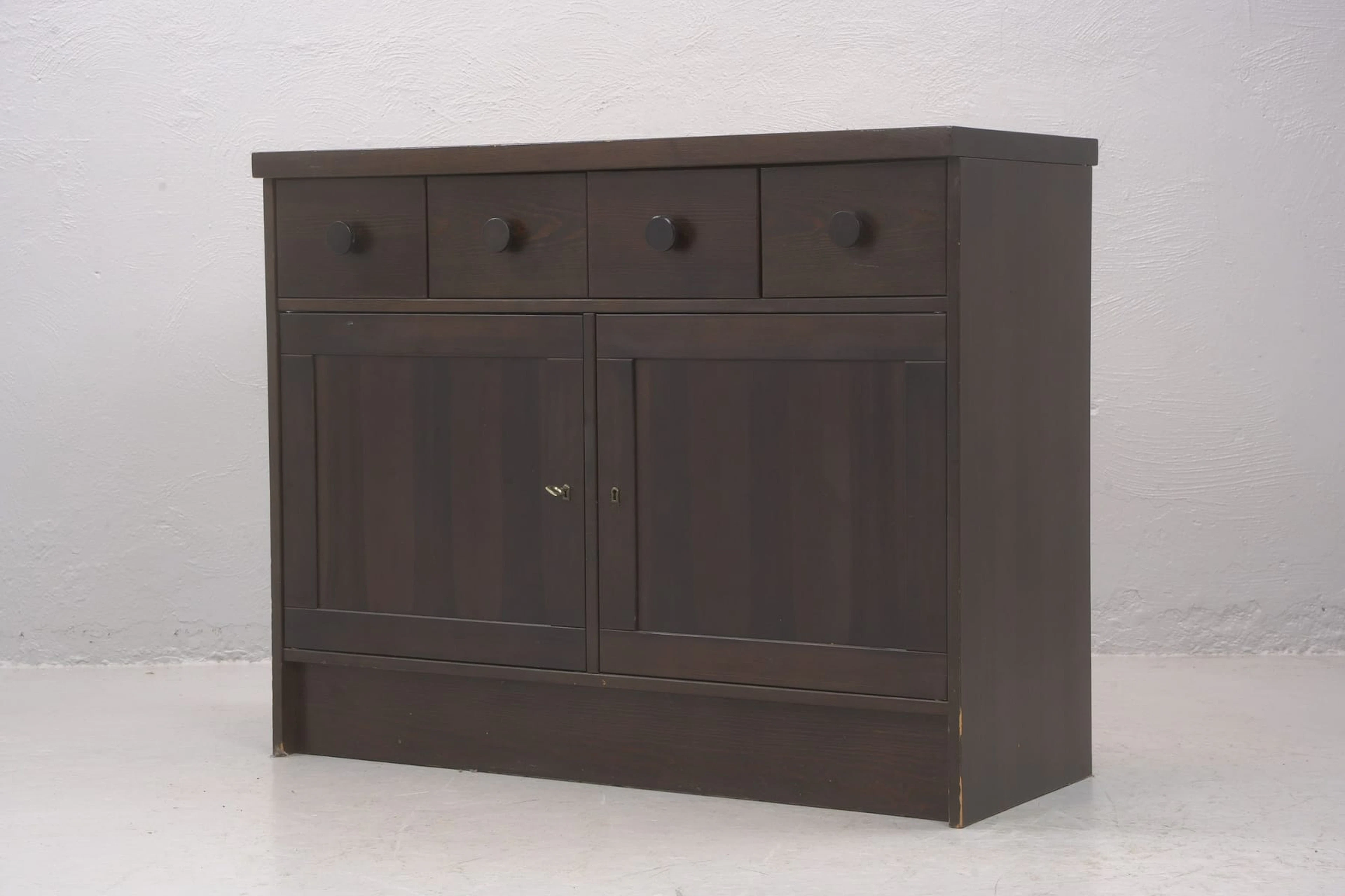 GILLIS LUNDGREN (1929-2016), skänk, mörkbetsad furu, IKEA, 1970-tal