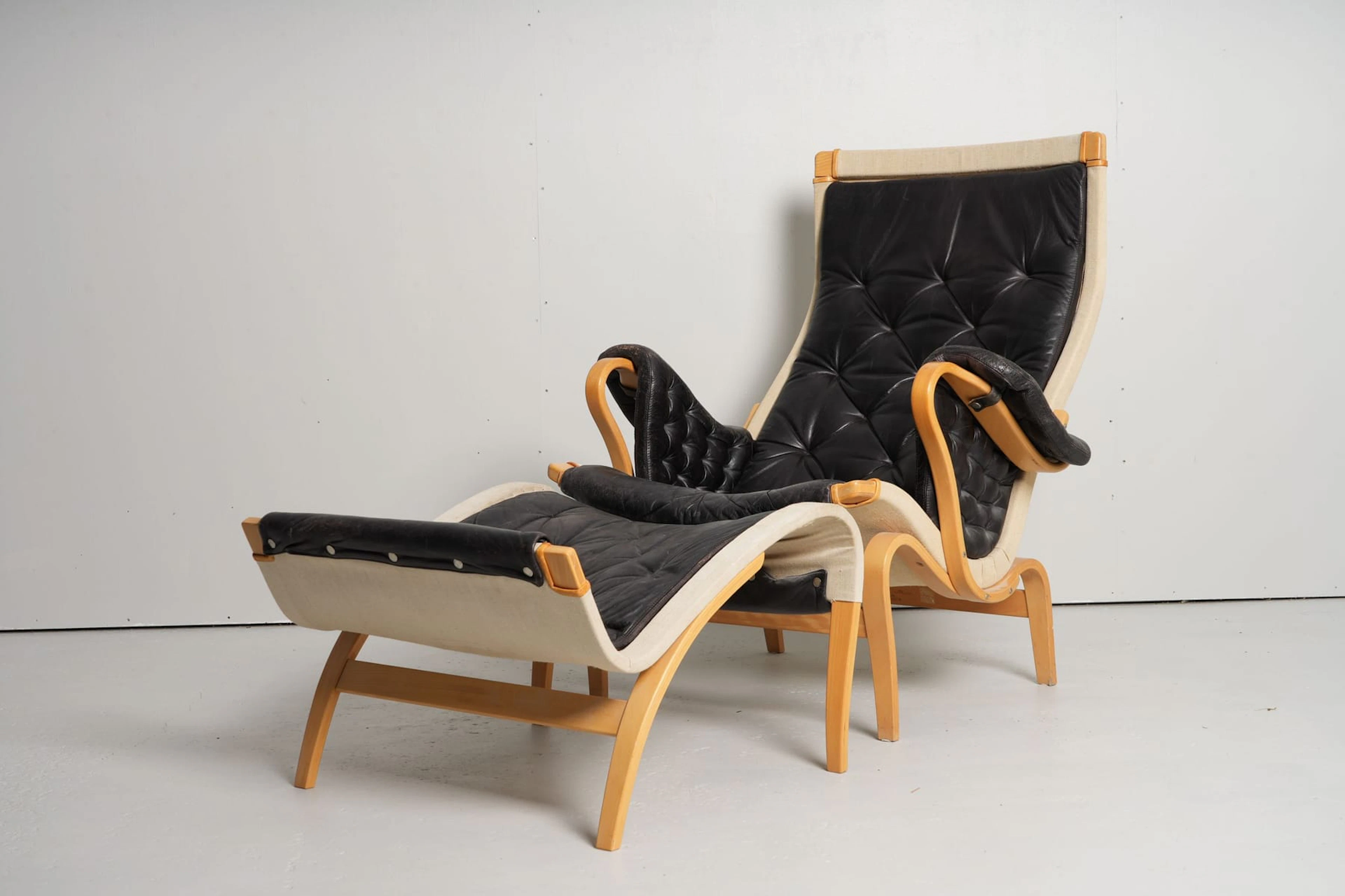 BRUNO MATHSSON (1907-1988), fåtölj med fotpall, "Pernilla", Dux