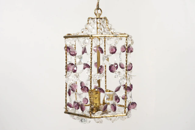 TAKLAMPA, behängd med prismor, 1900-tal