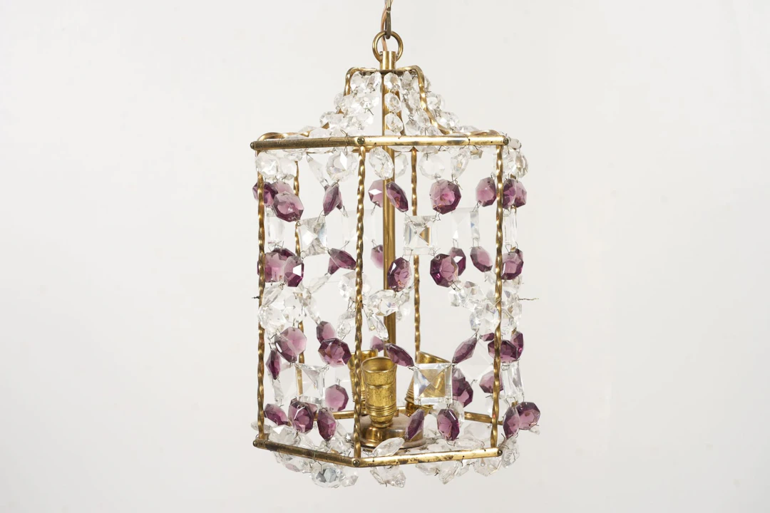 TAKLAMPA, behängd med prismor, 1900-tal