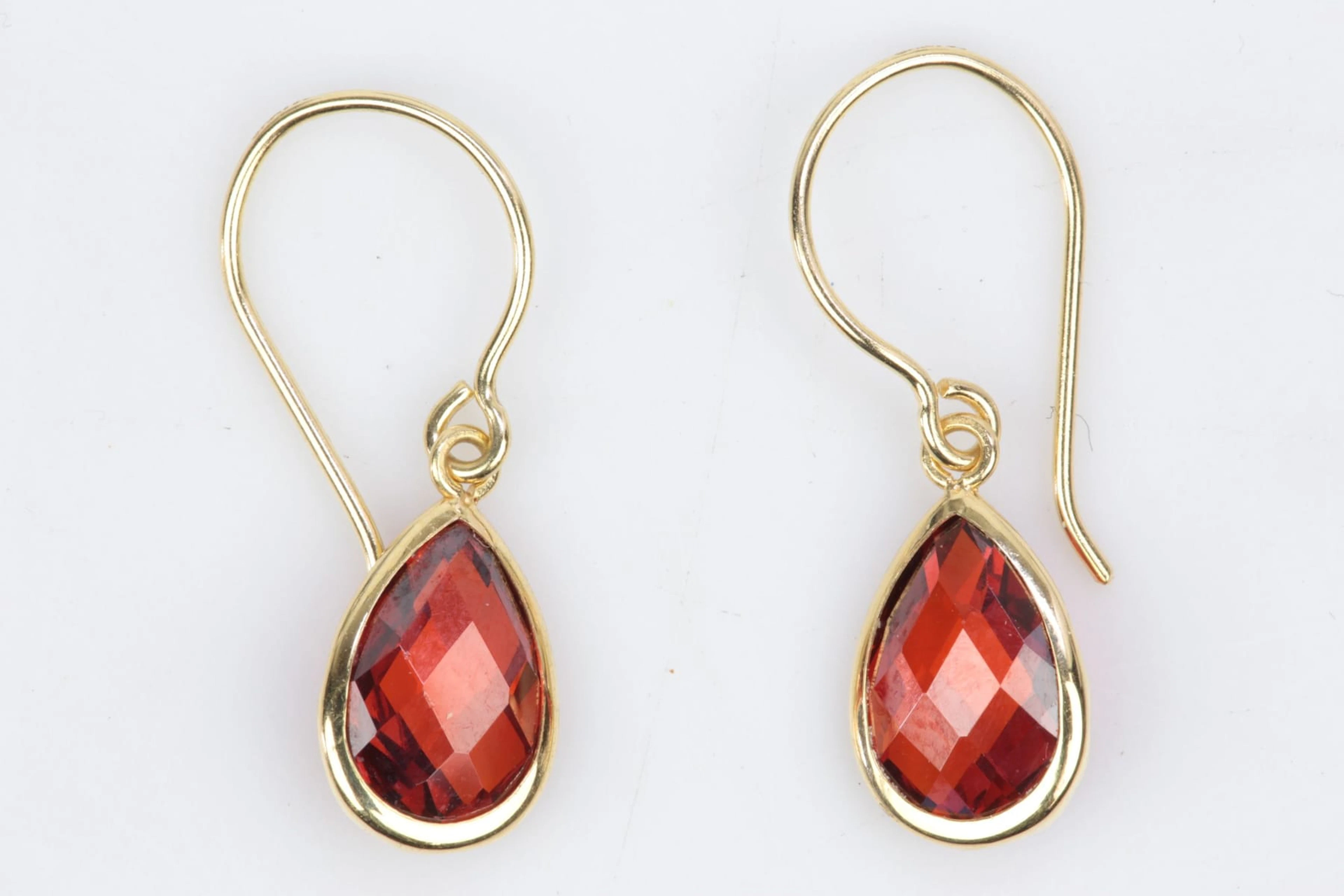 ÖRHÄNGEN, ett par, med briolettslipade rödorange stenar, guld, 18 k, ca 1,28 g