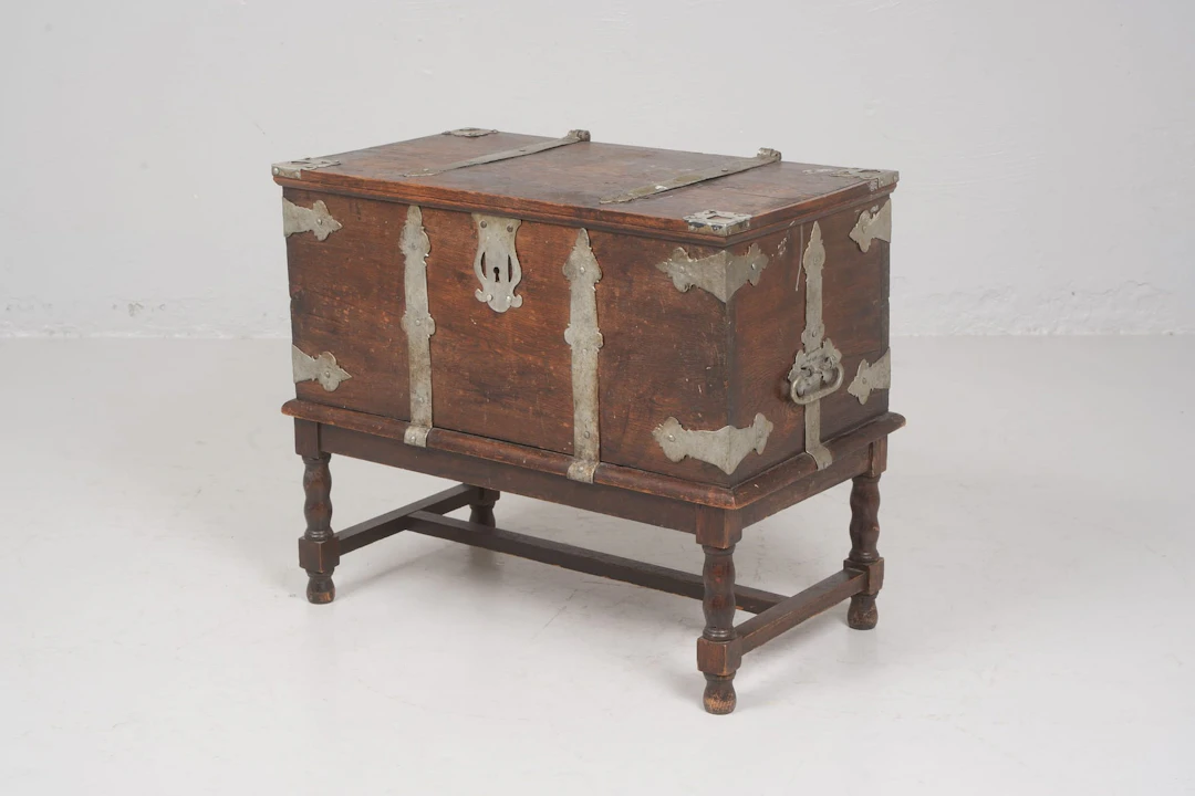 KISTA på benställning, ek, barockstil, 1800/1900-tal