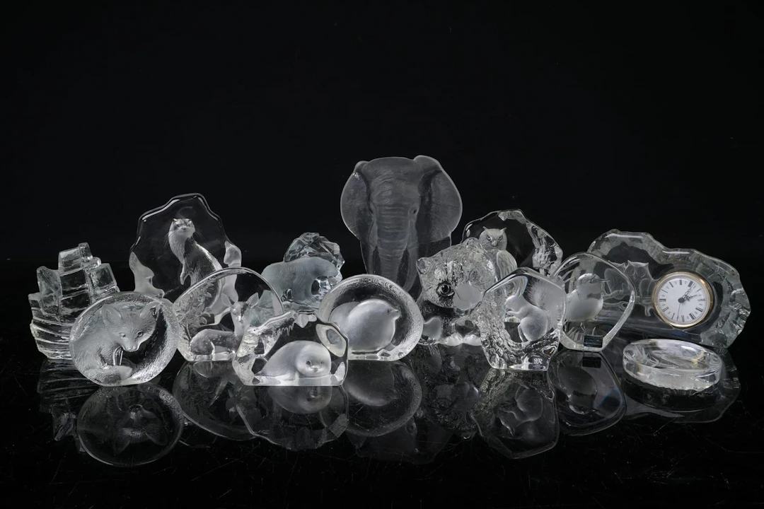 KONSTGLAS, 13 st, samt bordsur, bl.a. Sea glasbruk, Pukeberg