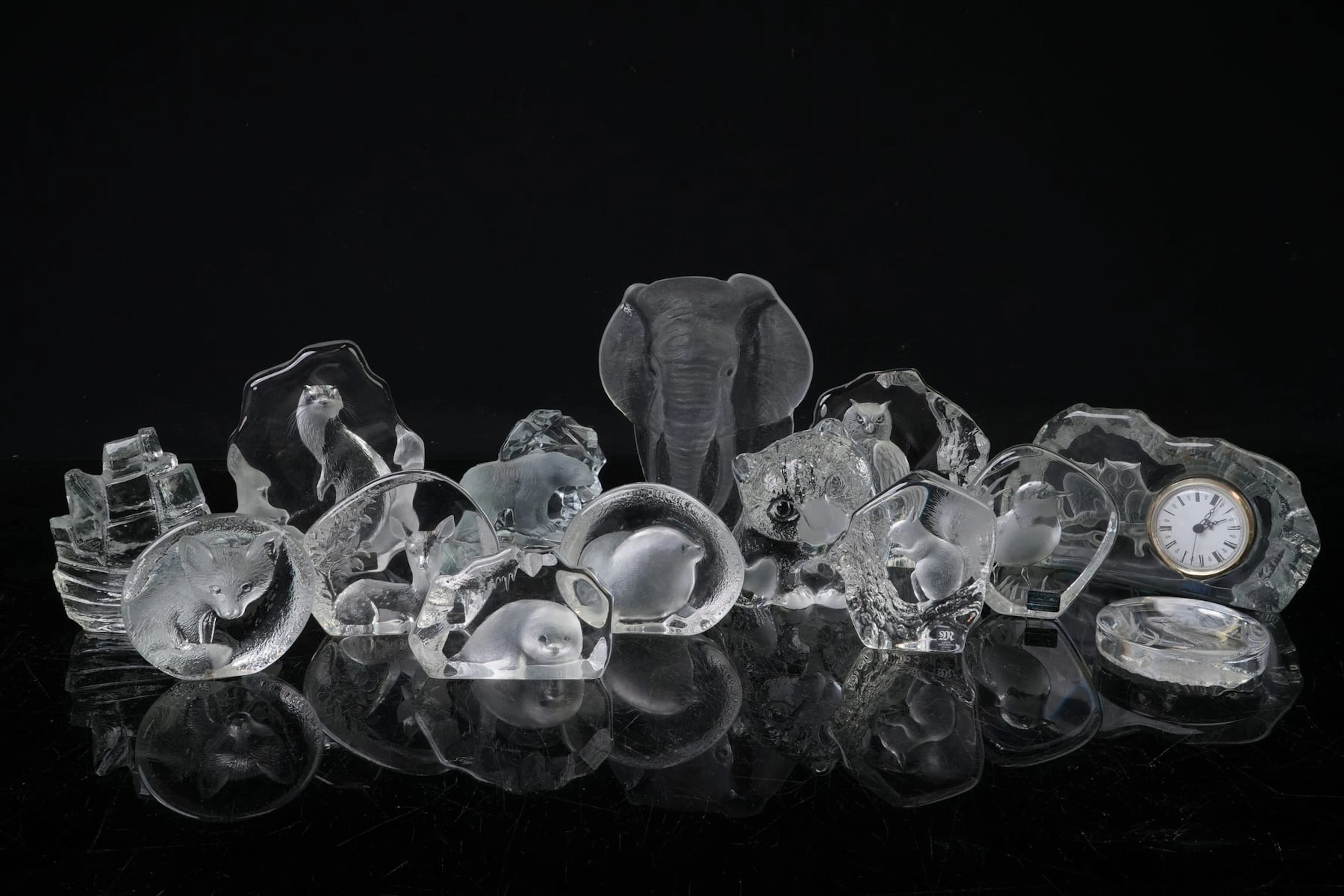 KONSTGLAS, 13 st, samt bordsur, bl.a. Sea glasbruk, Pukeberg