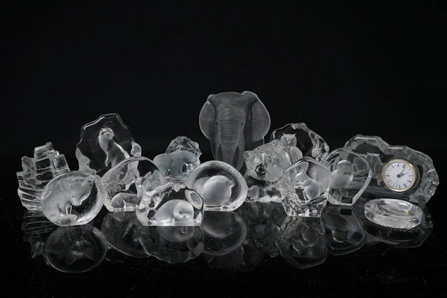 KONSTGLAS, 13 st, samt bordsur, bl.a. Sea glasbruk, Pukeberg