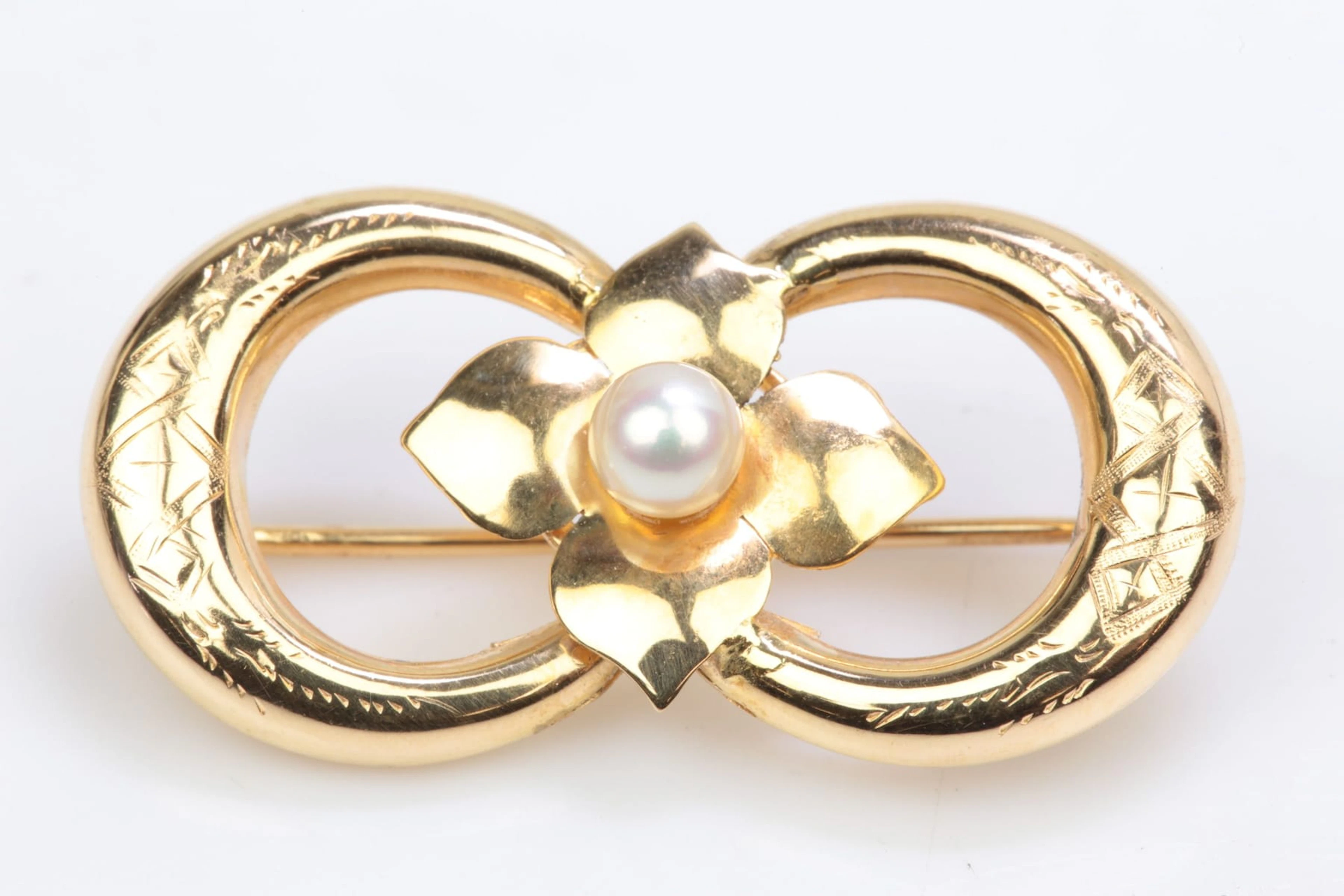 BROSCH med odlad pärla, guld, 18 k, ca 2,35 g