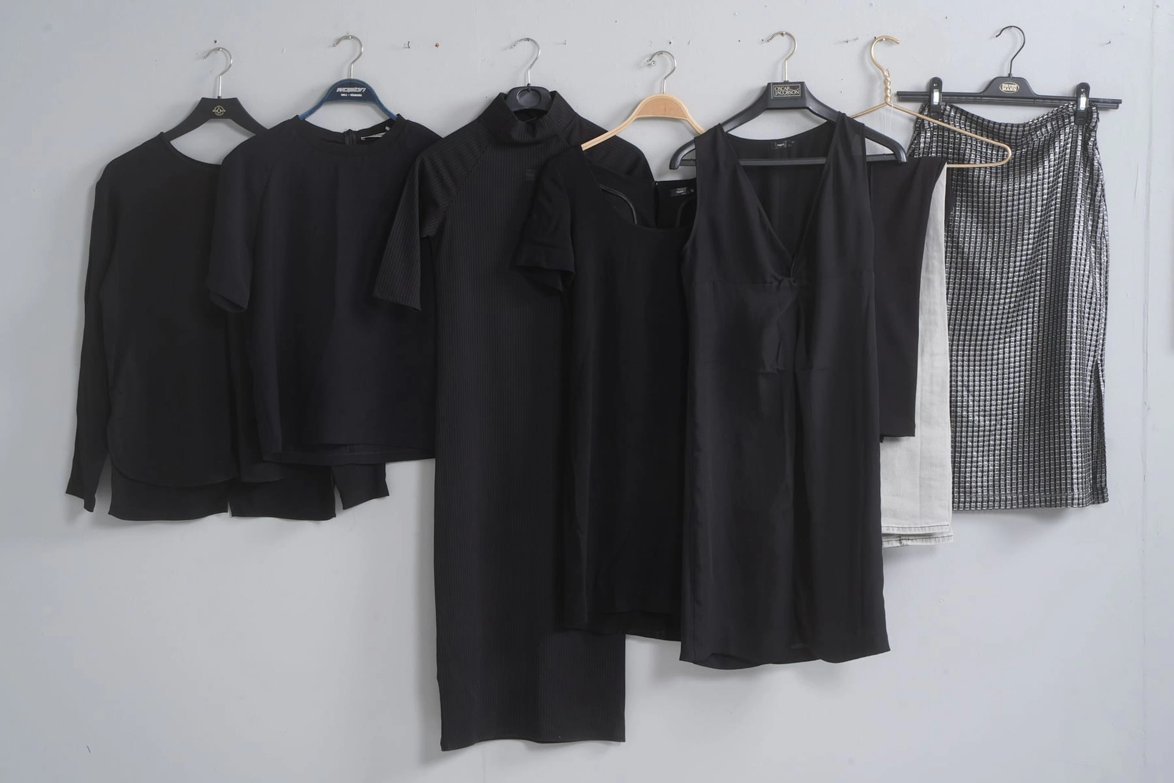 KLÄNNINGAR, 3 st, blusar, 2 st, kjol, byxor, samt jeans, bl.a. Acne