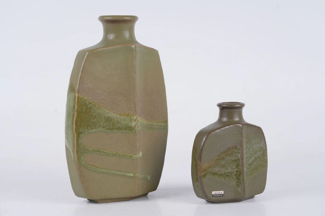 HILKKA SÄYNÄJÄRVI (1917-1988), vaser, 2 st, Arabia
