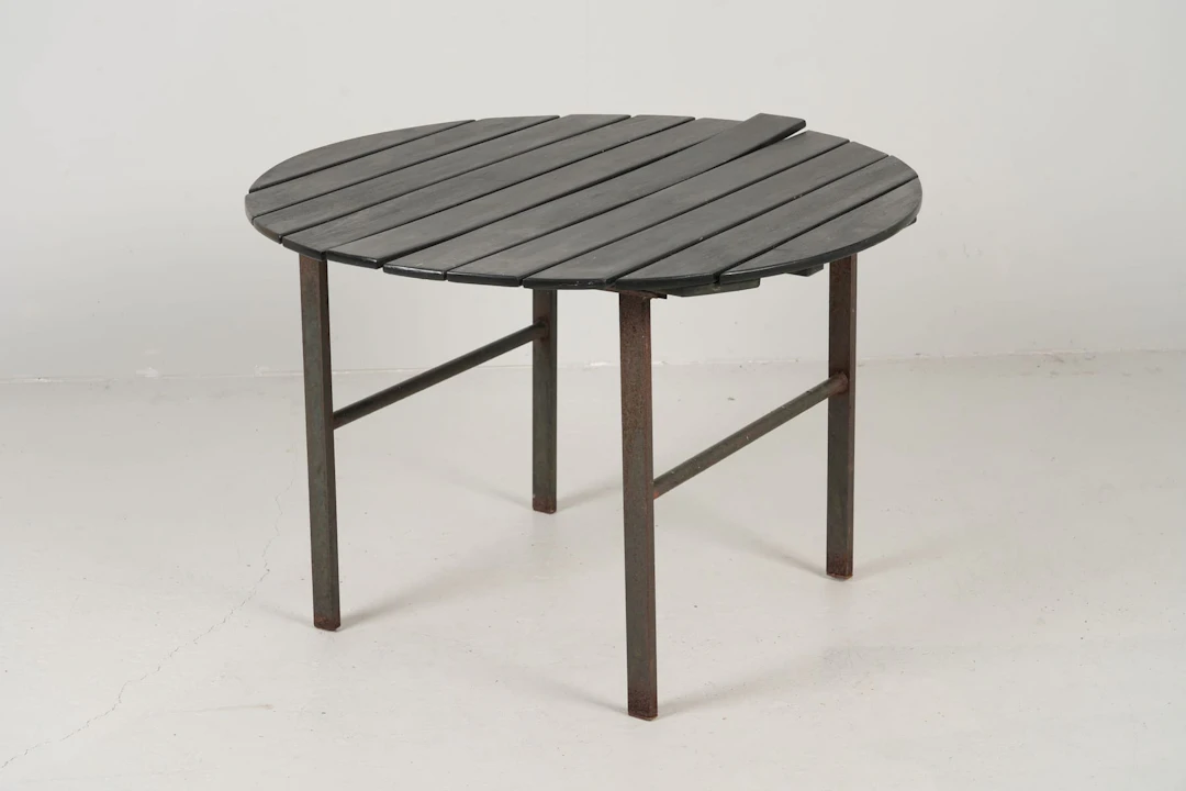 TRÄDGÅRDSBORD, betsat trä, underrede i metall, 1900-tal