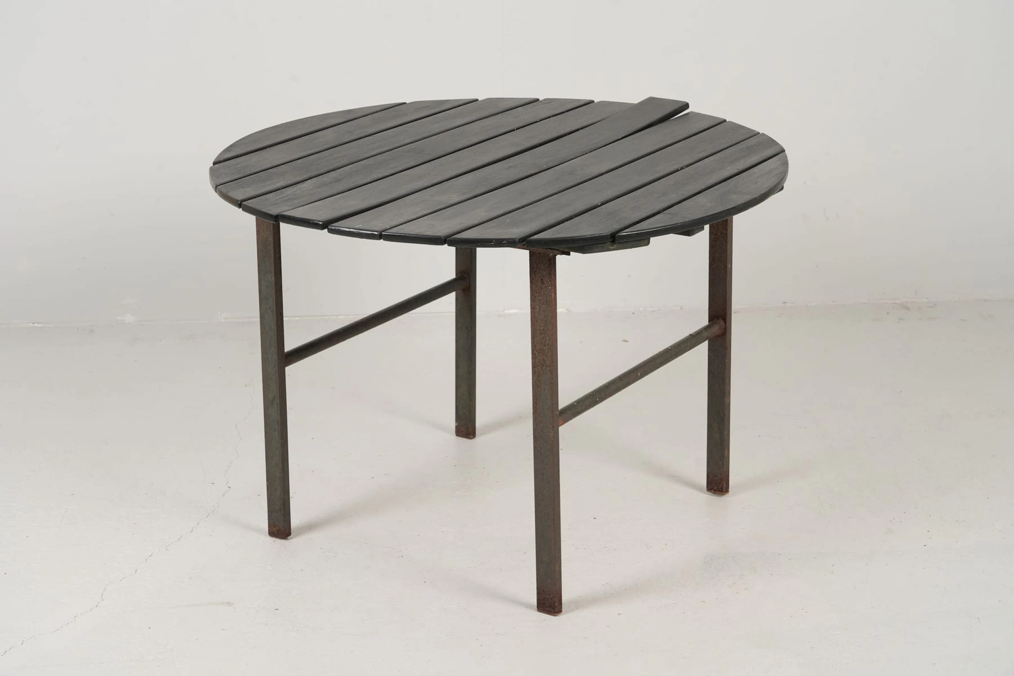 TRÄDGÅRDSBORD, betsat trä, underrede i metall, 1900-tal