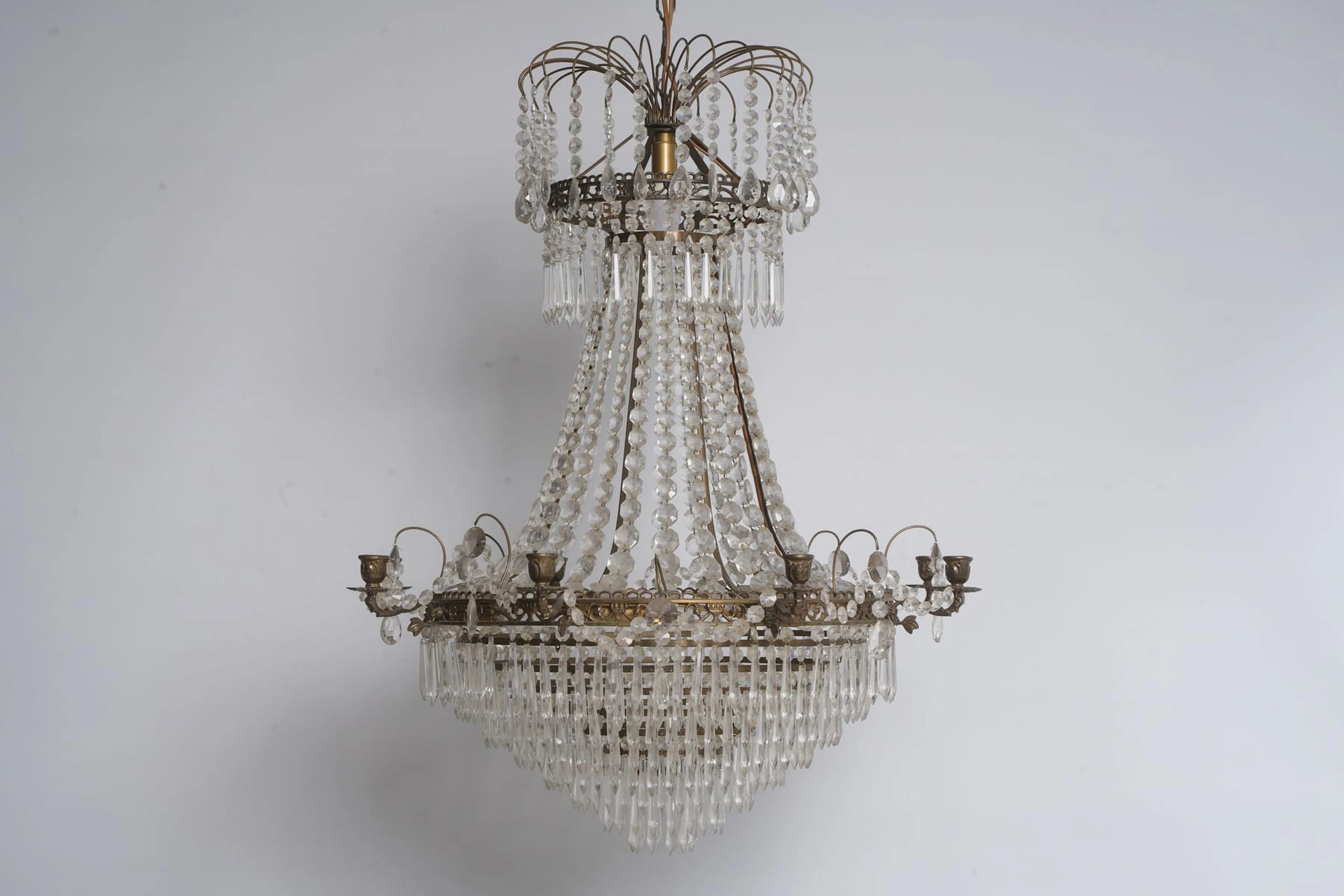 LJUSKRONA, för åtta ljus, mässing, behängd med prismor, 1900-tal