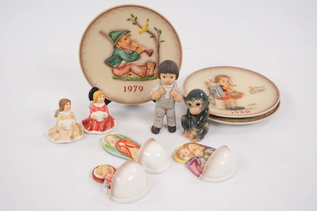 FIGURINER, 4 st, VÄGGPLAKETTER, 3 st, FAT, 3 st, Goebel, Tyskland