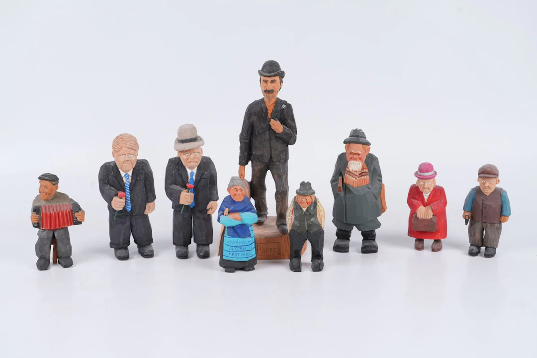 TRÄFIGURER, 9 st, skuret samt bemålat trä