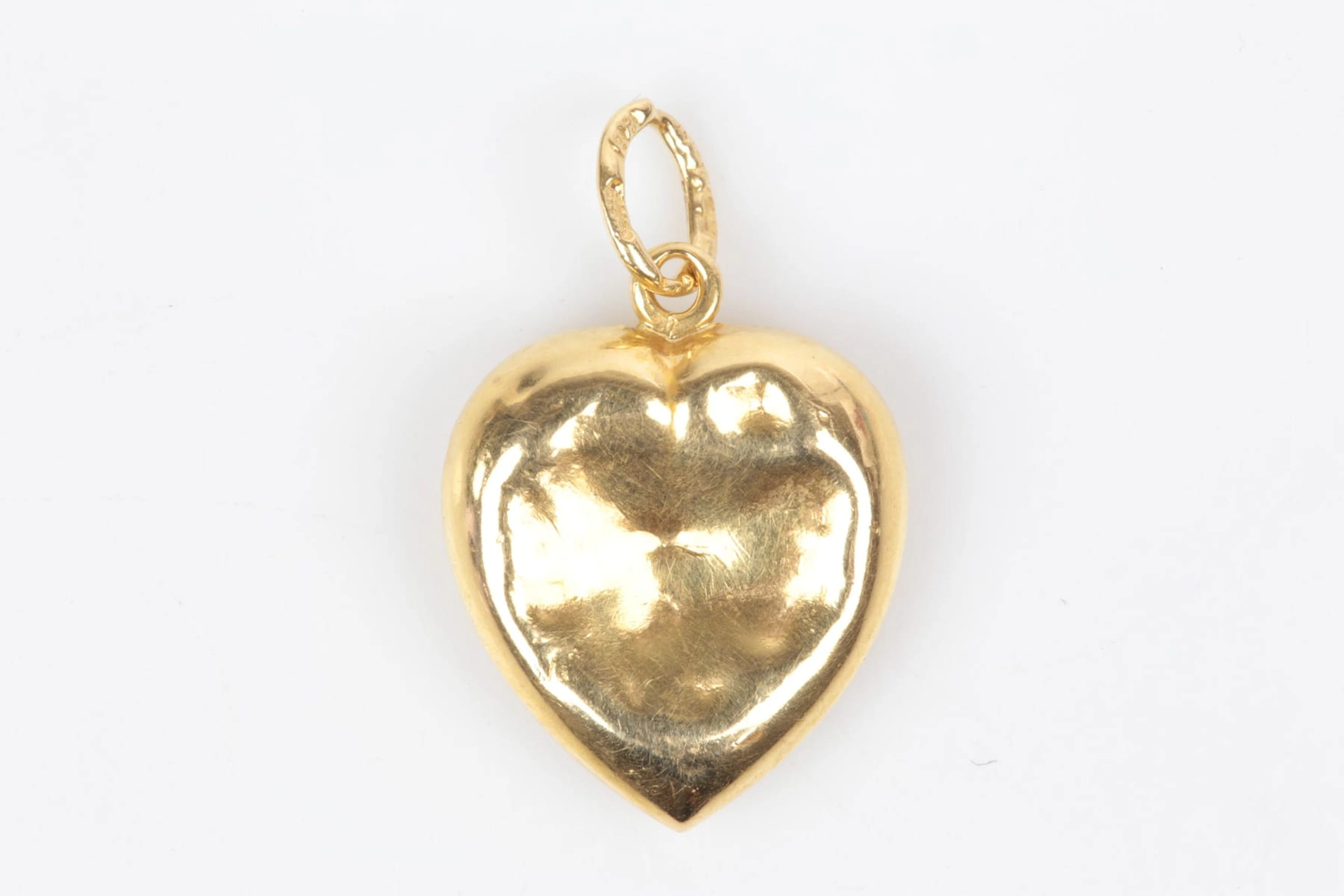 HÄNGE, hjärta, grövre bucklor, guld, 18 k, ca 1,02 g