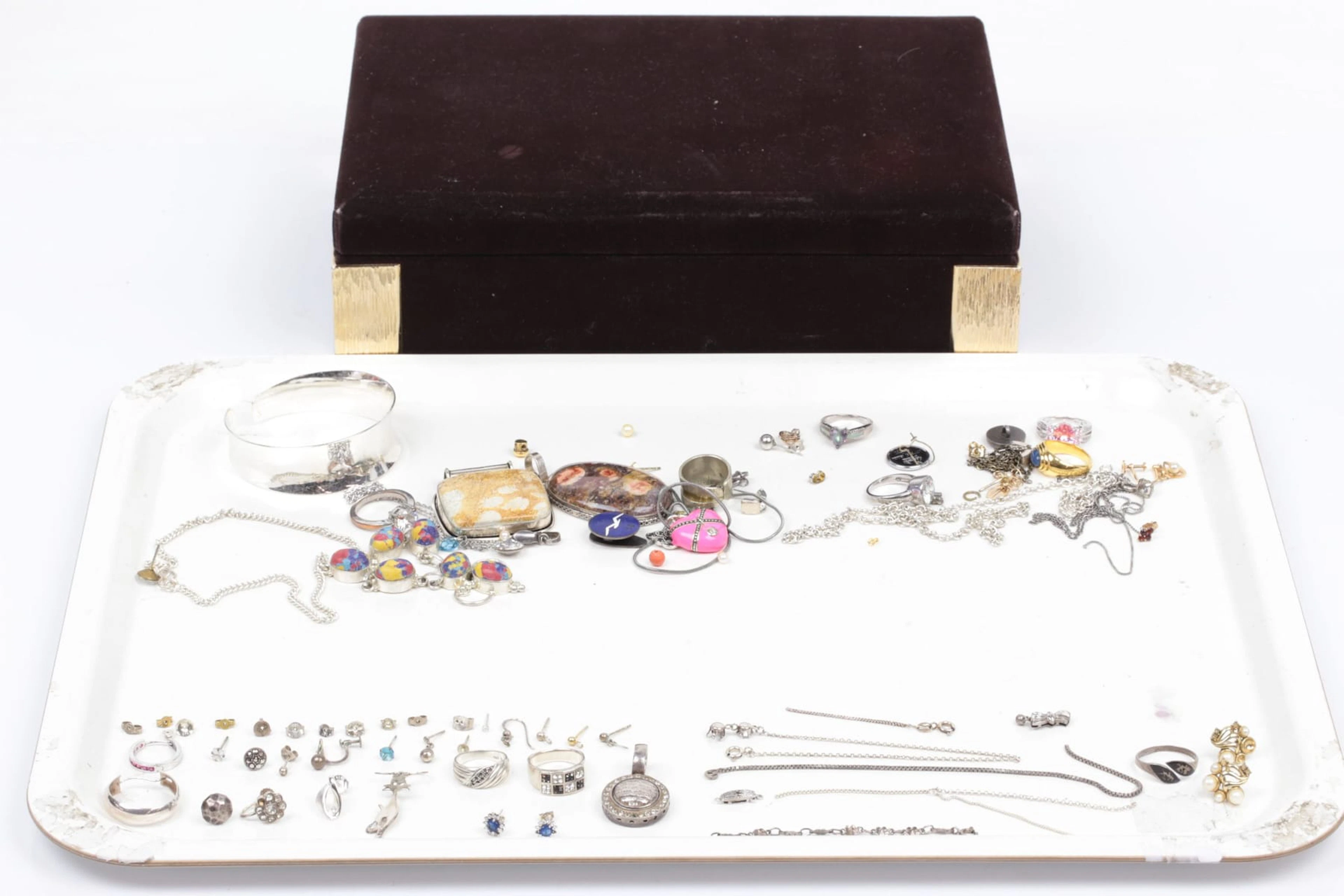 PARTI med smyckeskrin, smycken och bijouterier, bl.a. silver