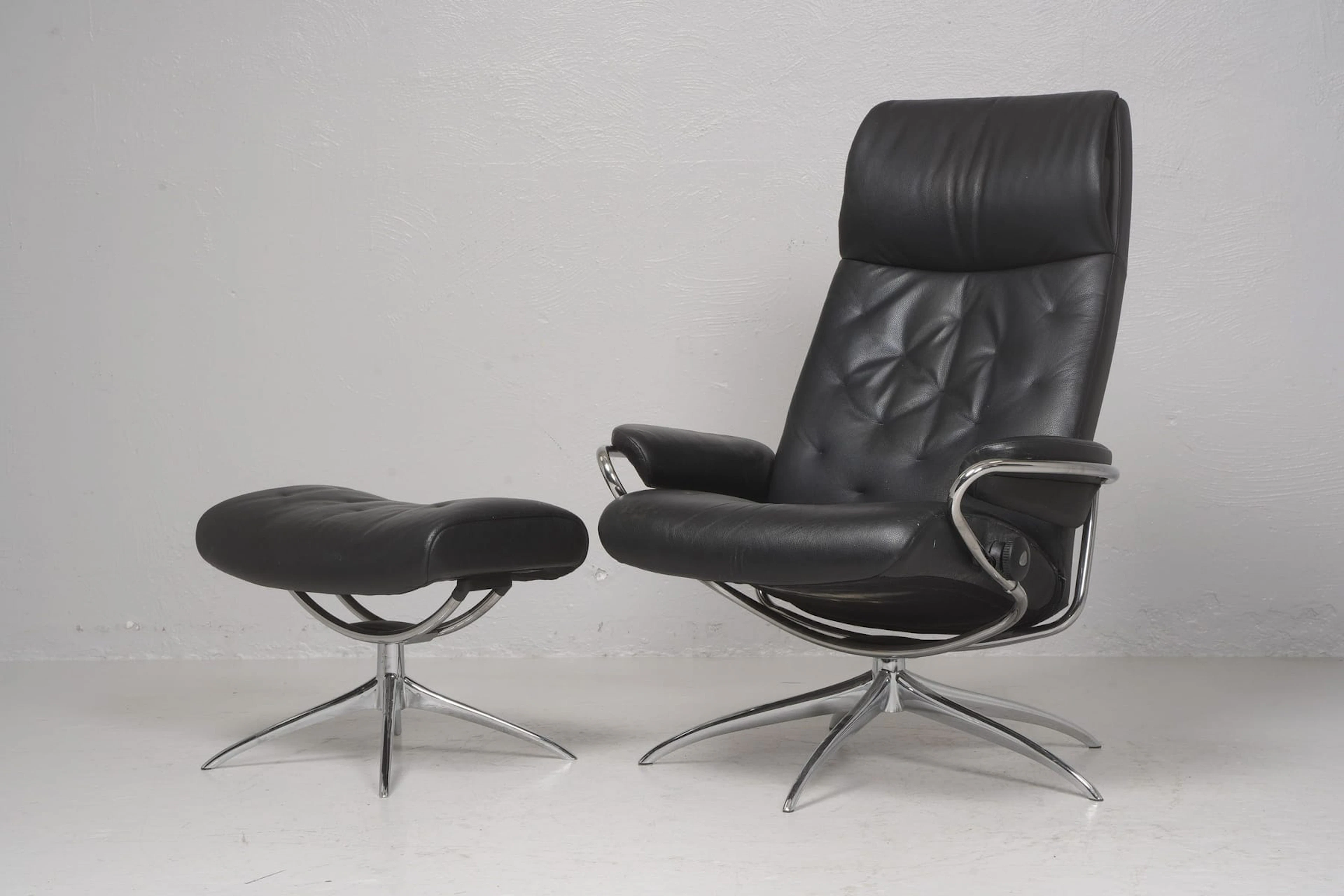 FÅTÖLJ med FOTPALL, skinn, "Stressless Berlin", Ekornes, Norge, samtida
