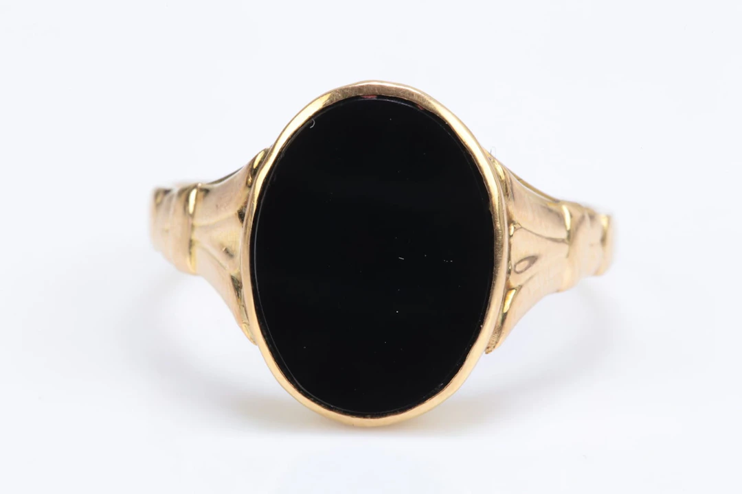 KLACKRING med onyx, guld, 18 k, ca 5,18 g, Svedboms Guldsmeds Ab, Vetlanda