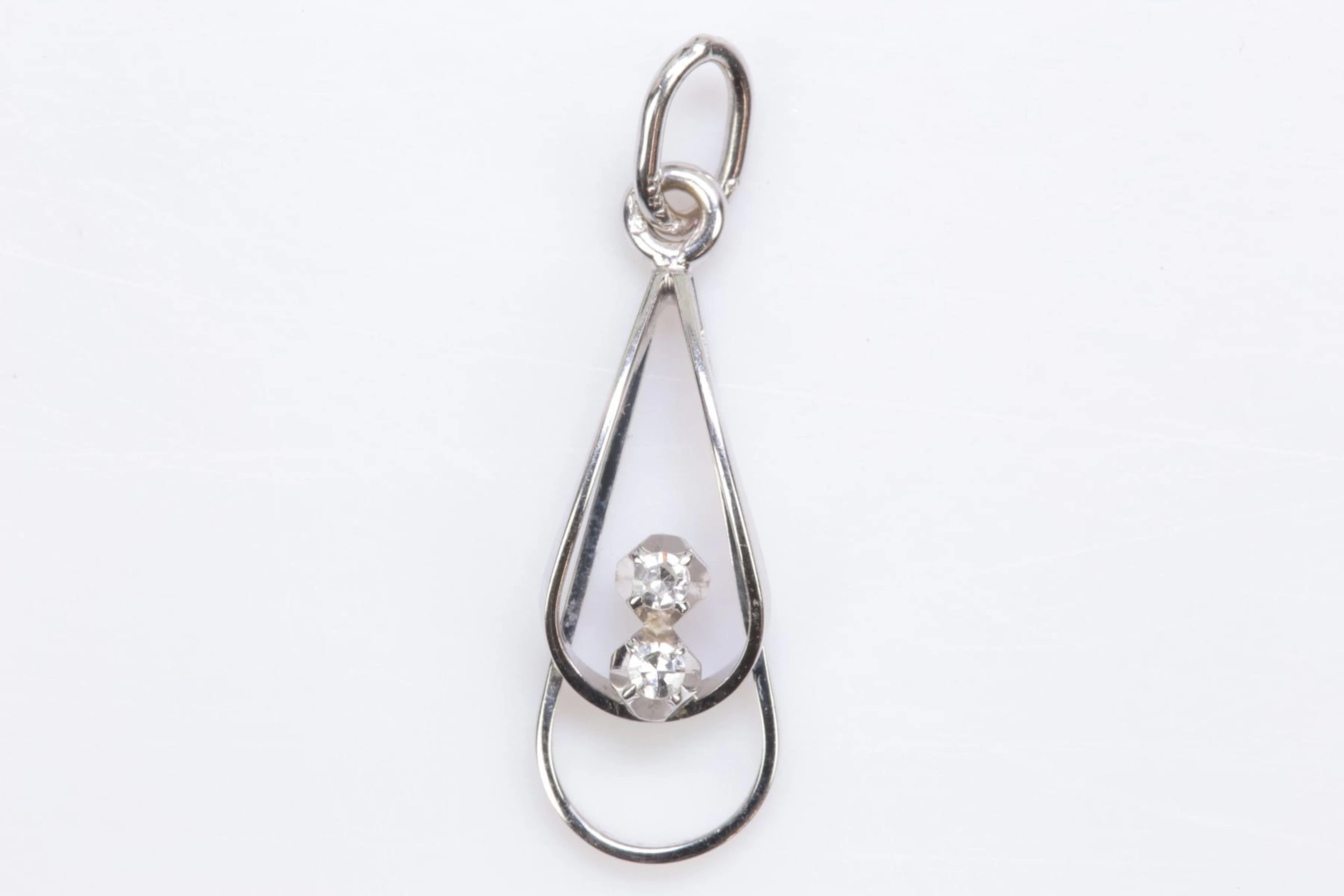 HÄNGE med 8/8-slipad diamanter, 2 st, tot ca 0,03 ct, SI, vitguld
