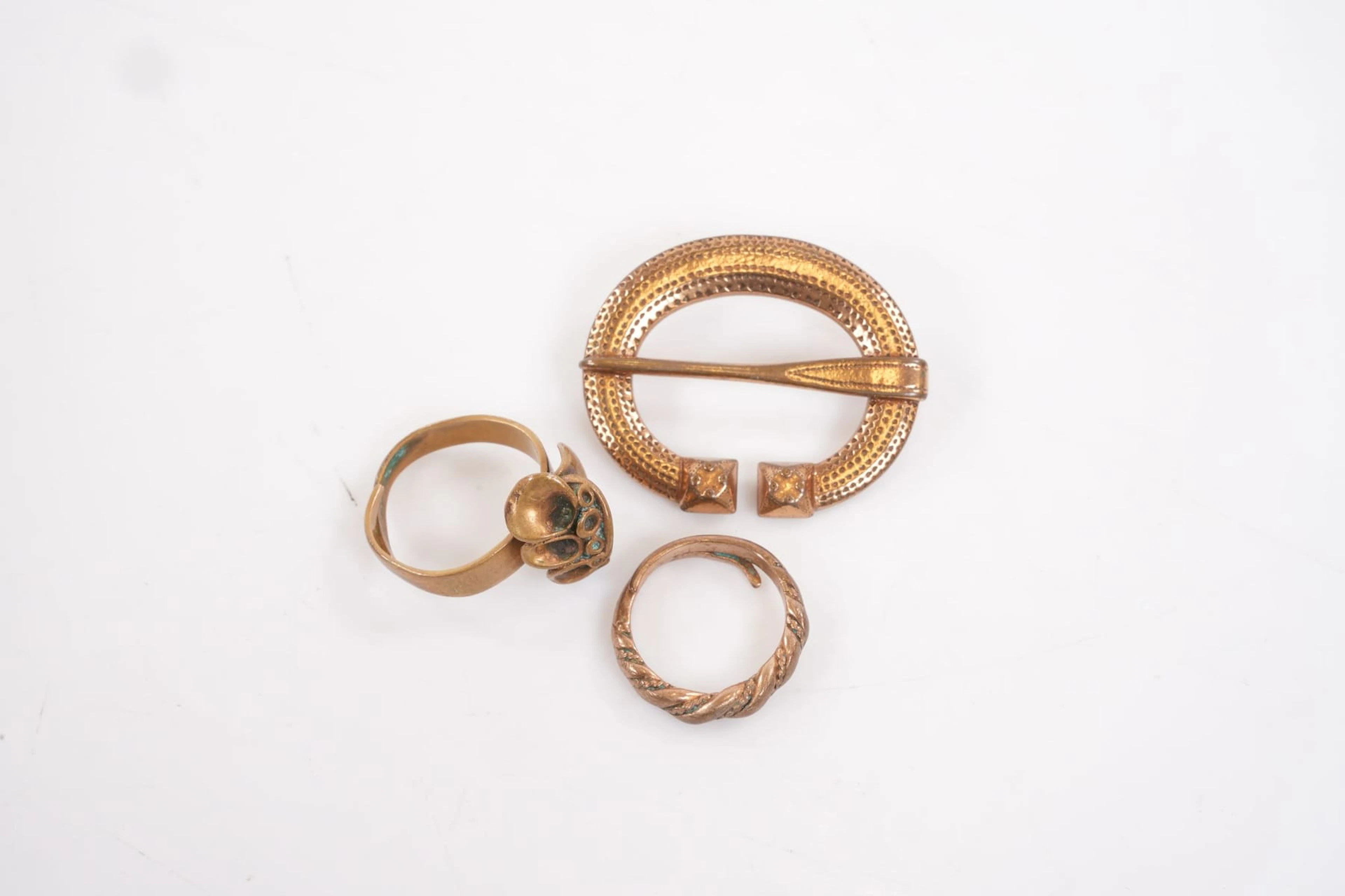 RINGAR, 2 st, samt brosch, brons, bl.a. Hannu Ikonen, Finland