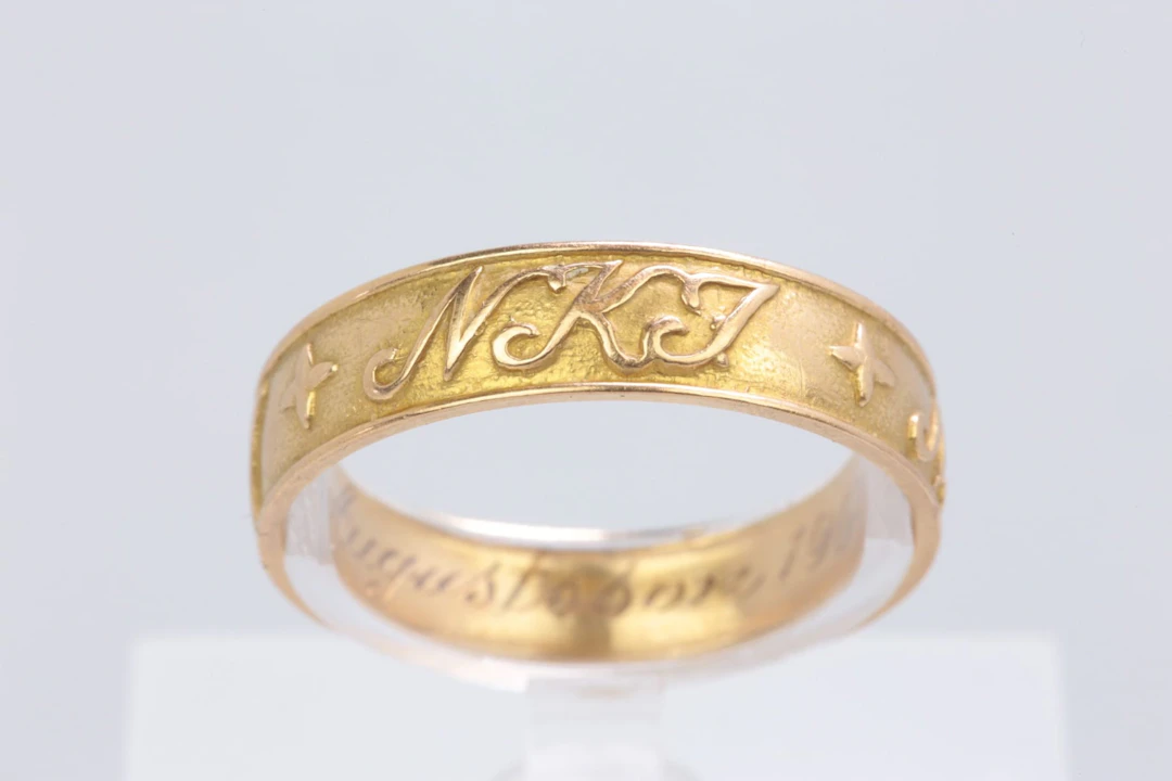 EXAMENSRING, guld, 18 k, ca 4,40 g, "NKJ", Joh Petterssons Eftr AB