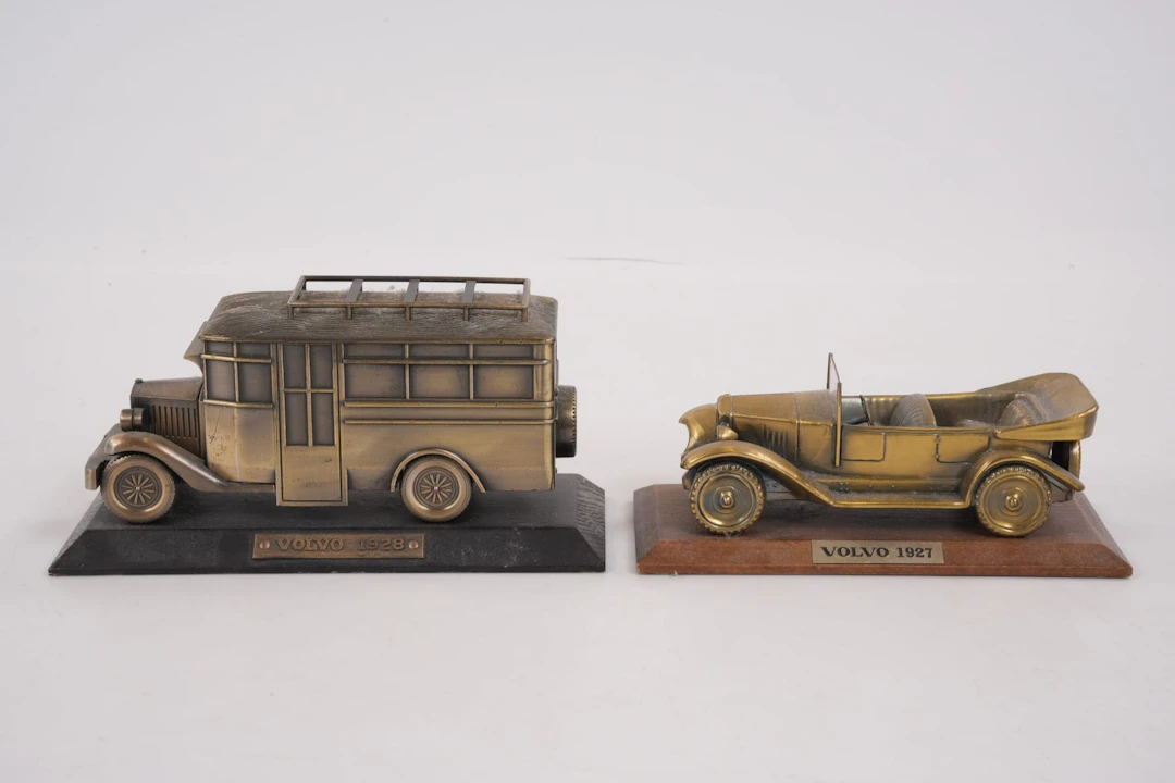 MODELLBILAR, 2 st, mässing, Volvo