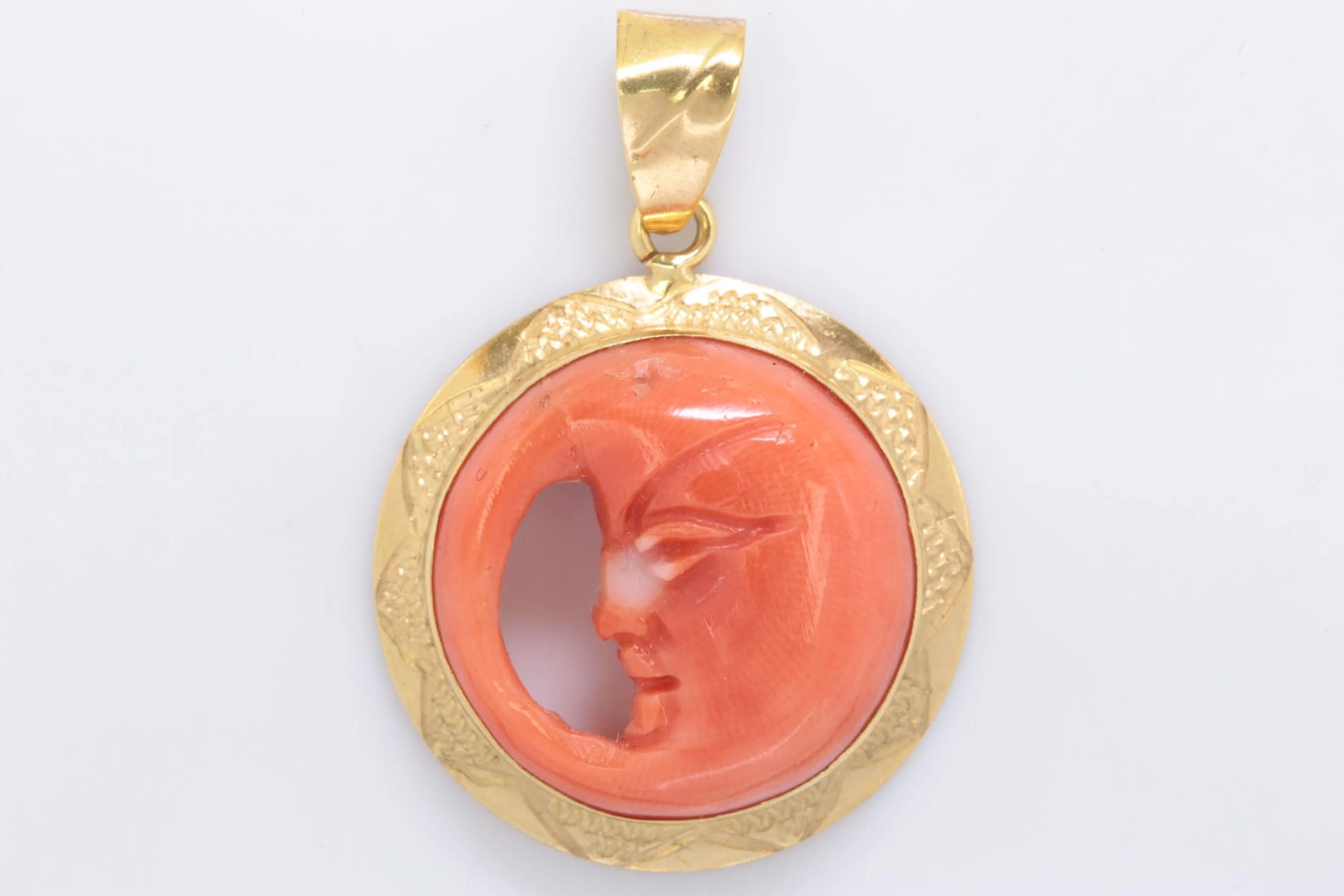 HÄNGE med slipad korall, guld, 18 k, ca 4,01 g, Neapel, Italien