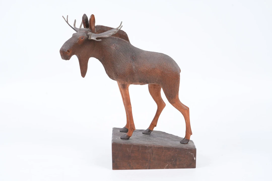 TRÄFIGUR, älg, skuret trä, signerad V. Nieminen