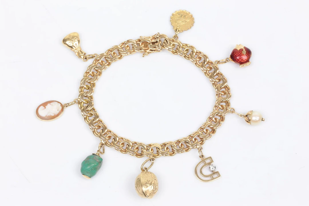 ARMBAND, bismarck, med BERLOCKER, 8 st, guld, 18 k / 14 k, ca 40,15 g