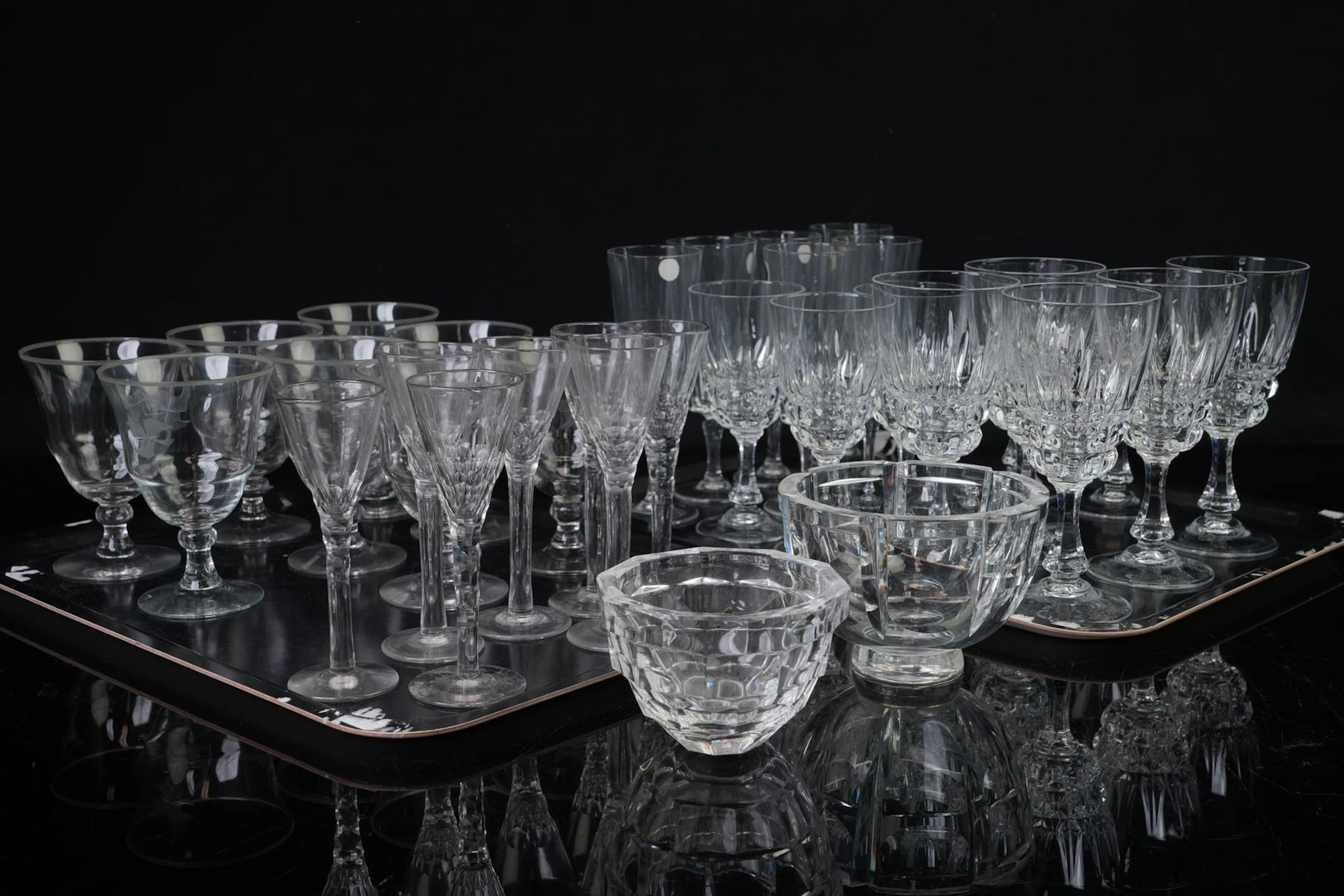 PARTI med glas, bl.a. Orrefors