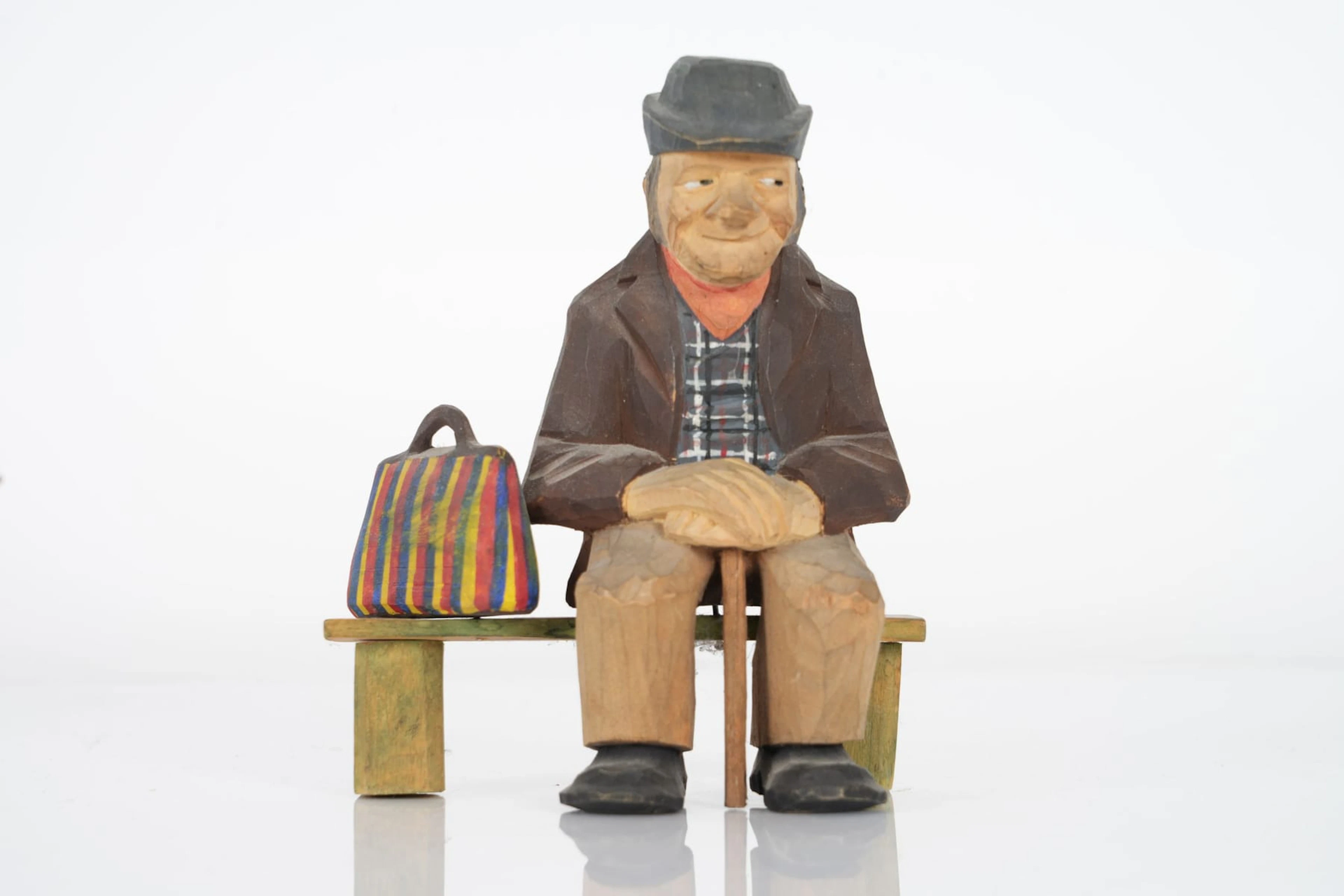 TRÄFIGUR, bemålat trä, signerad L.L