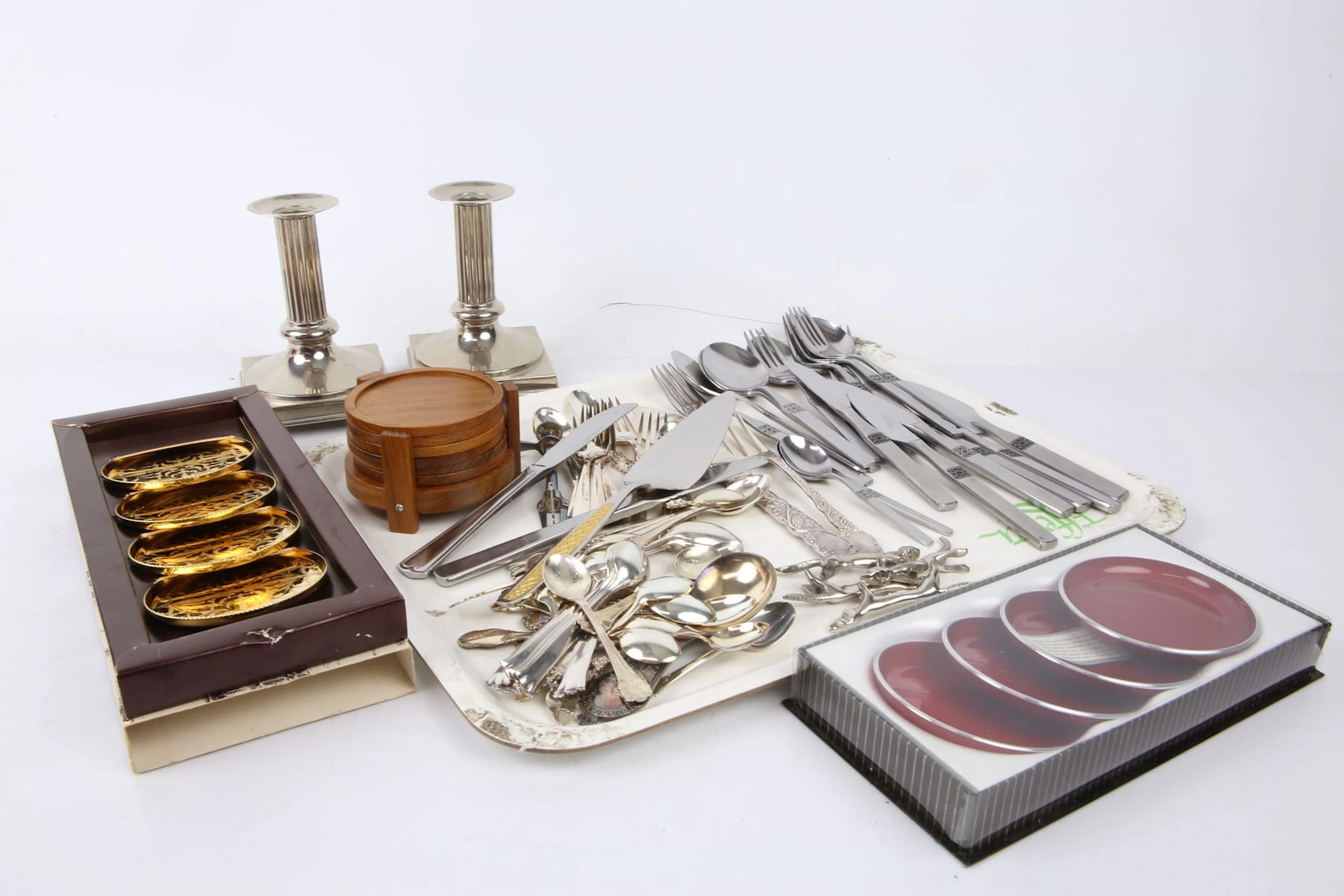 PARTI med bl.a. bestick, ljusstakar, coasters