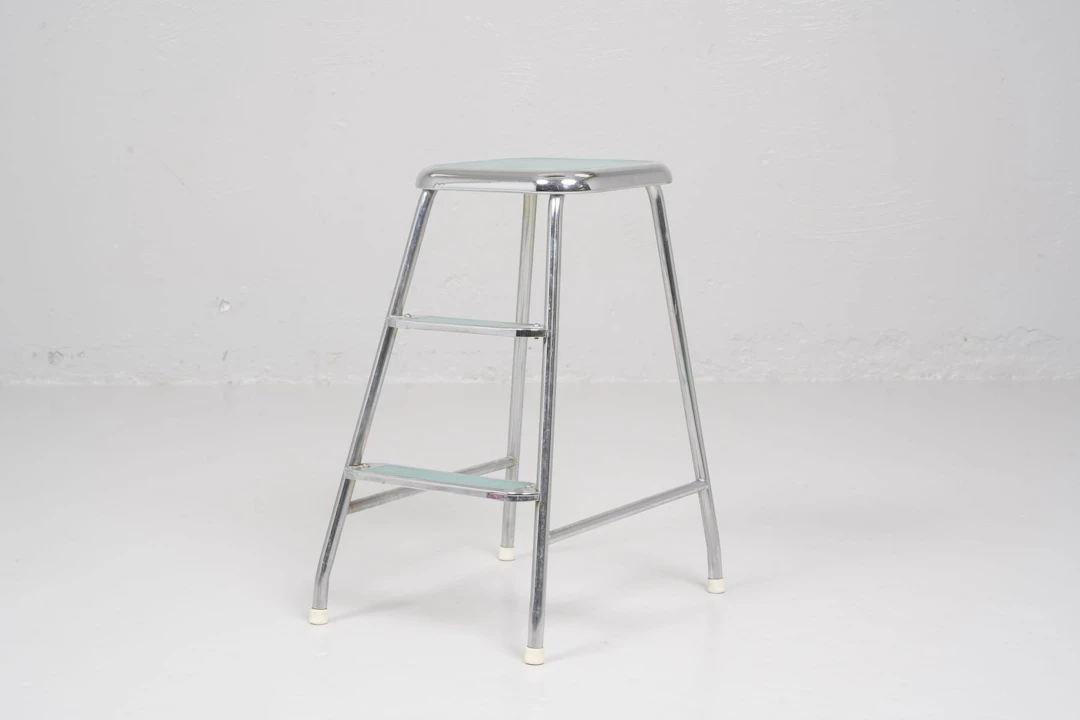 KÖKSPALL / KÖKSSTEGE, kromad metall, 1950-tal