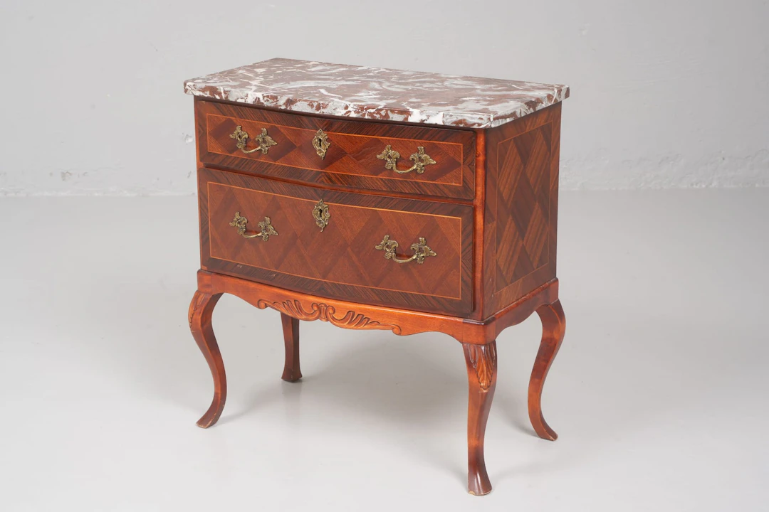 BYRÅ med marmorskiva, mahogny, rokokostil, 1900-talets andra hälft