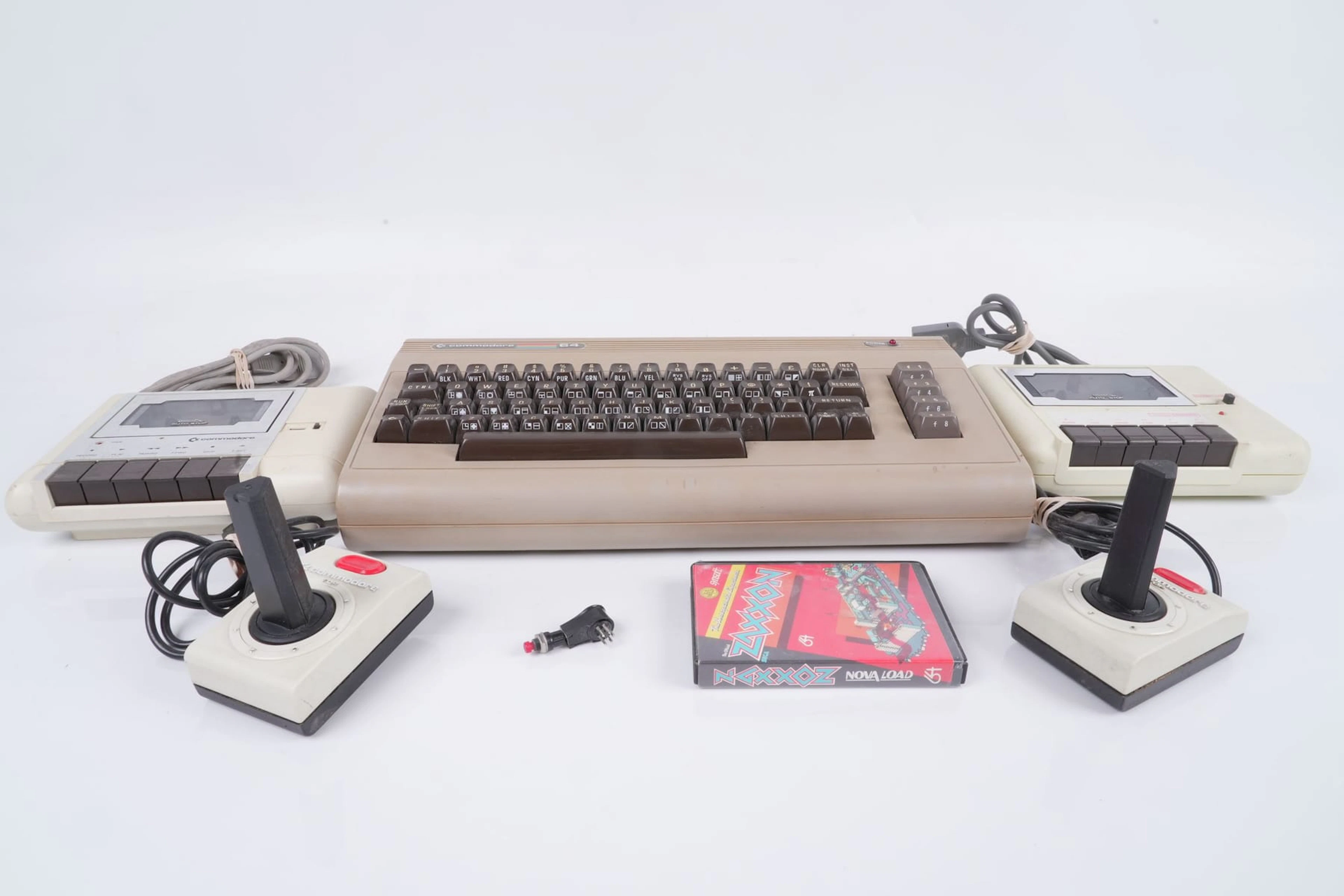 DATOR, Commodore 64, kassettstationer, 2 st, samt handkontroller