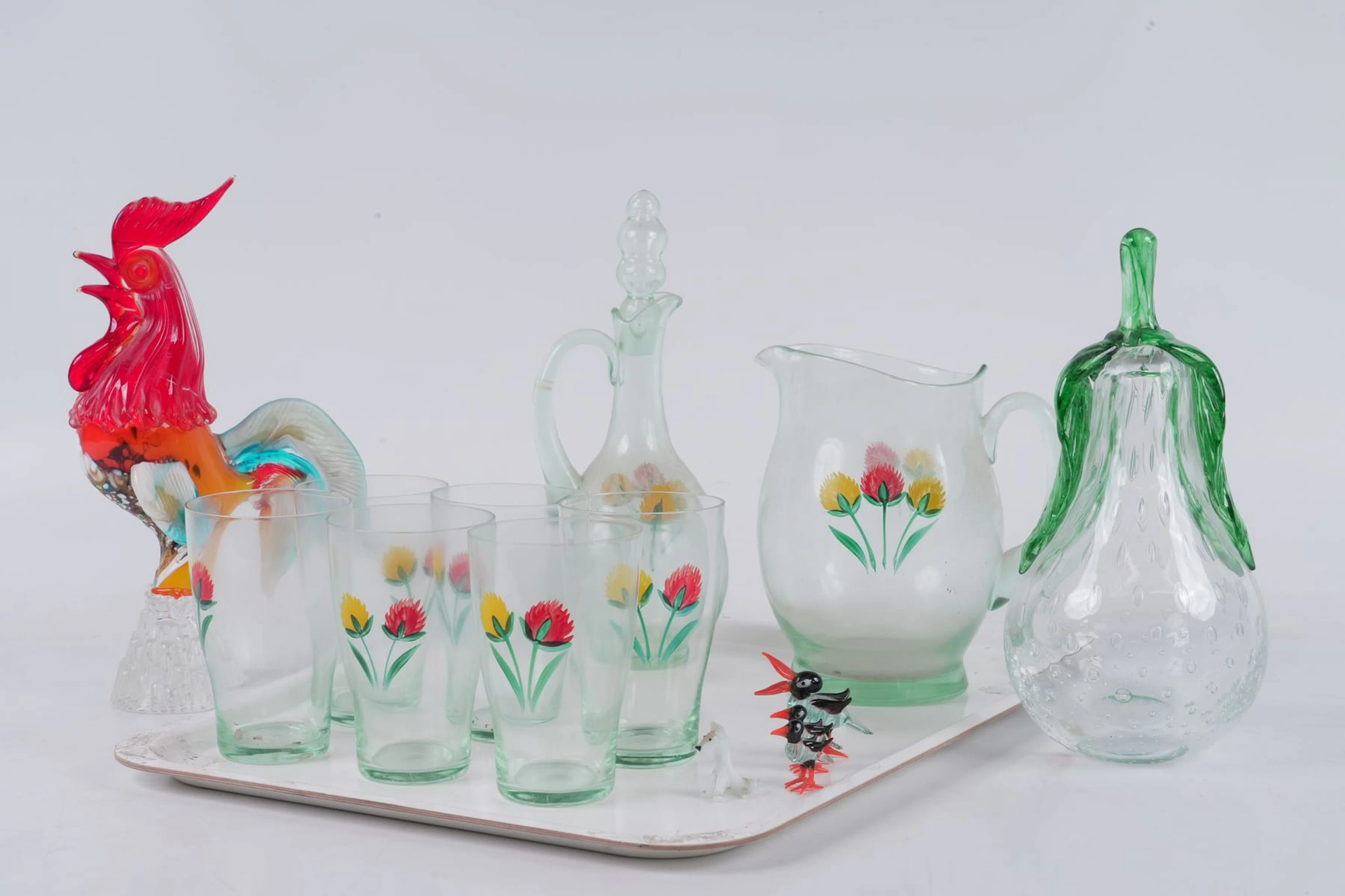 GLASSERVISDELAR, figuriner, samt konstglas