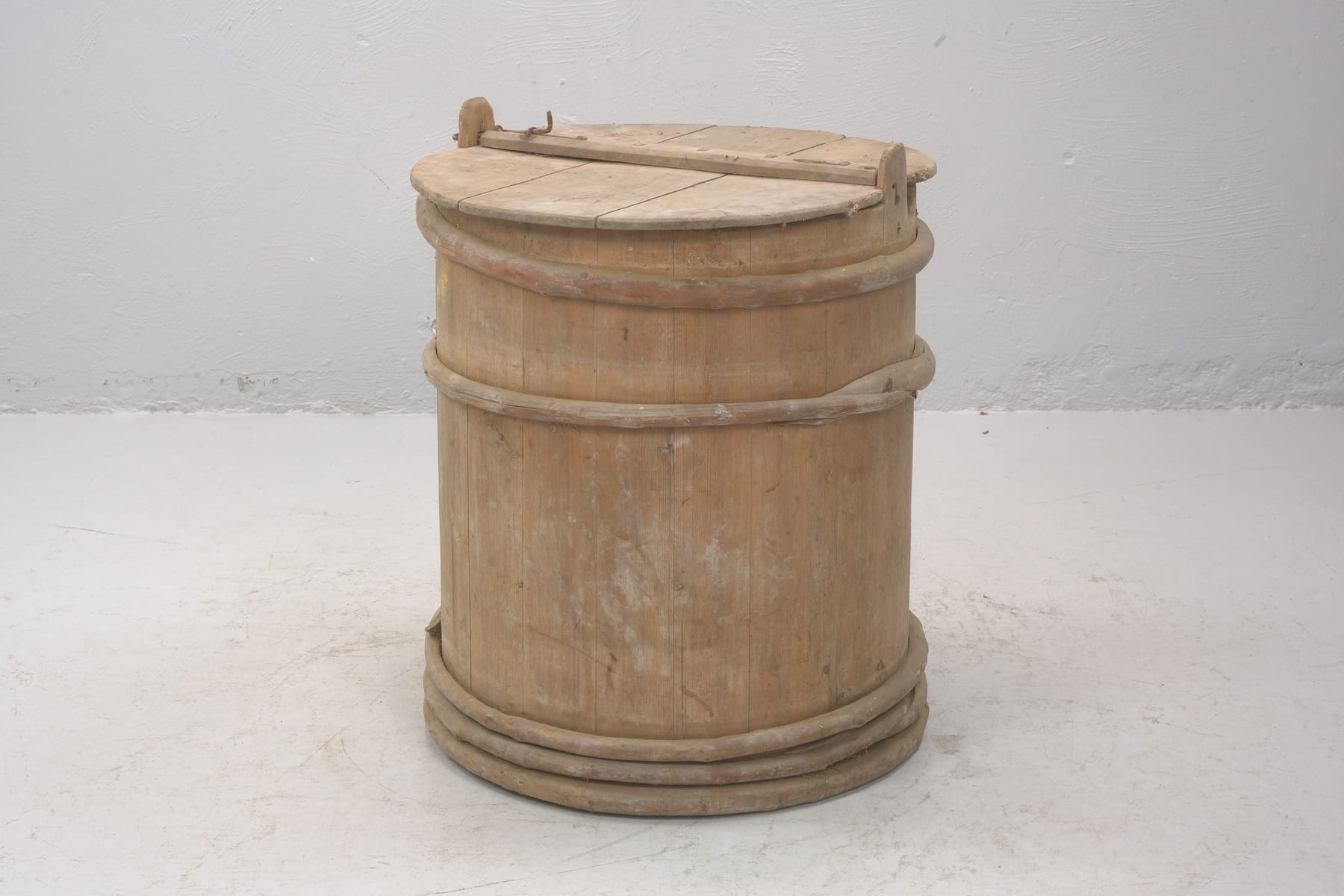 LAGGAT KÄRL, med lock, furu, 1800/1900-tal