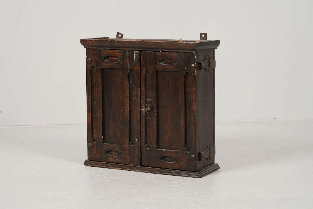 VÄGGSKÅP, betsad furu, 1700-tal
