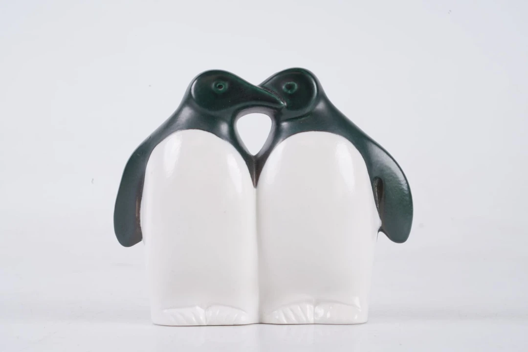 LISA LARSON (1931-2024), figurin, "Pingviner", ur serien Noaks ark, Gustavsberg