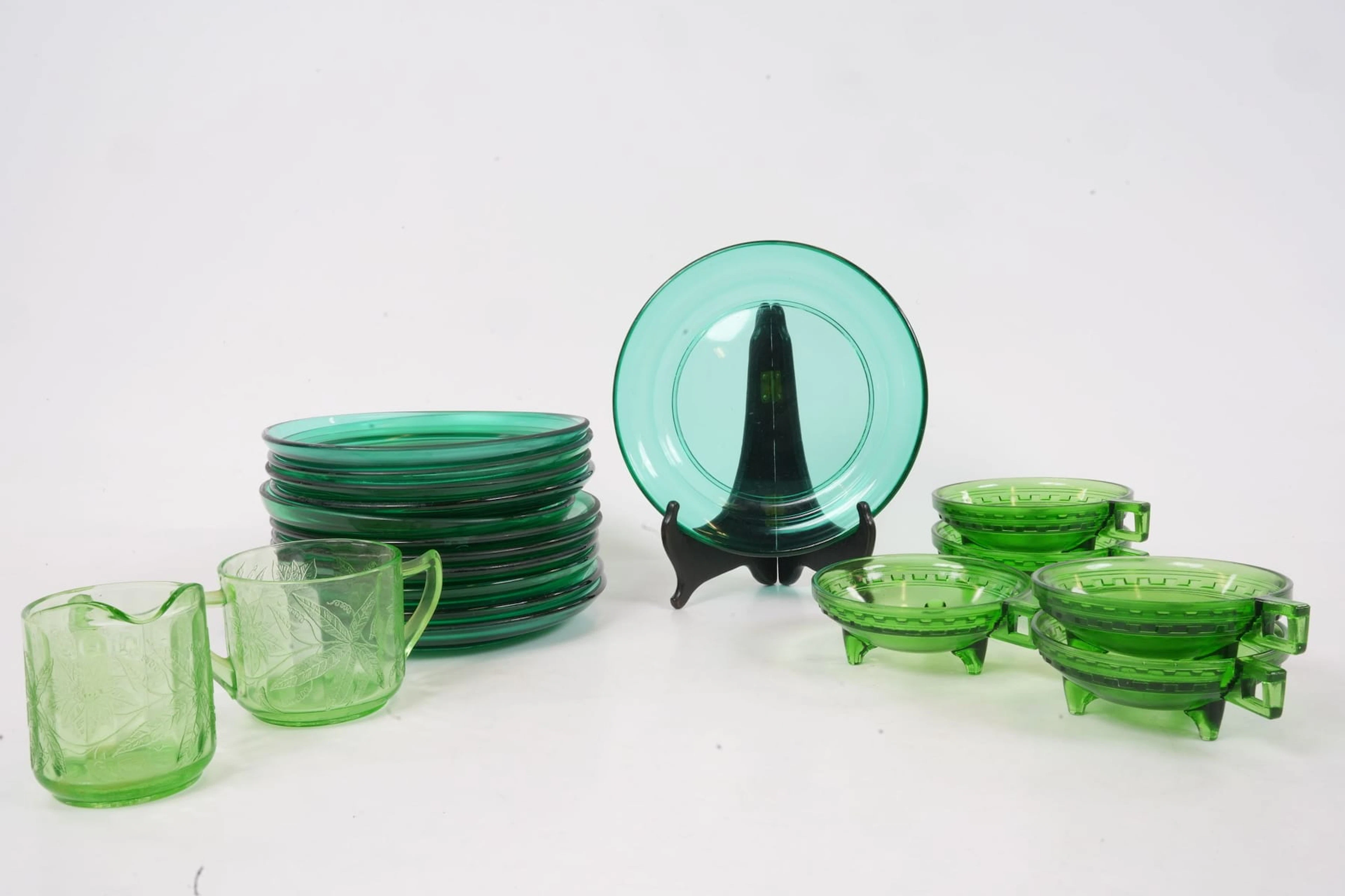 SERVISDELAR, 19 delar, gröntonat glas och uranglas, bl.a. Elme glasbruk